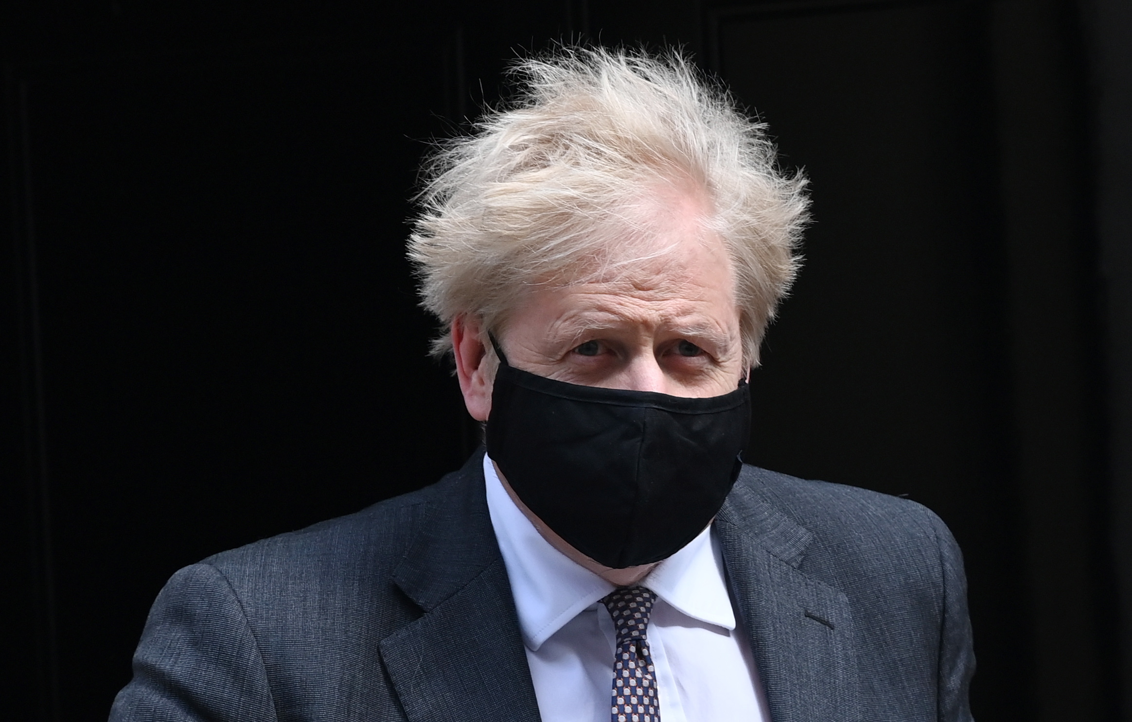 É preferível ver “corpos empilhados aos milhares” do que um novo confinamento. Boris Johnson nega declarações comprometedoras