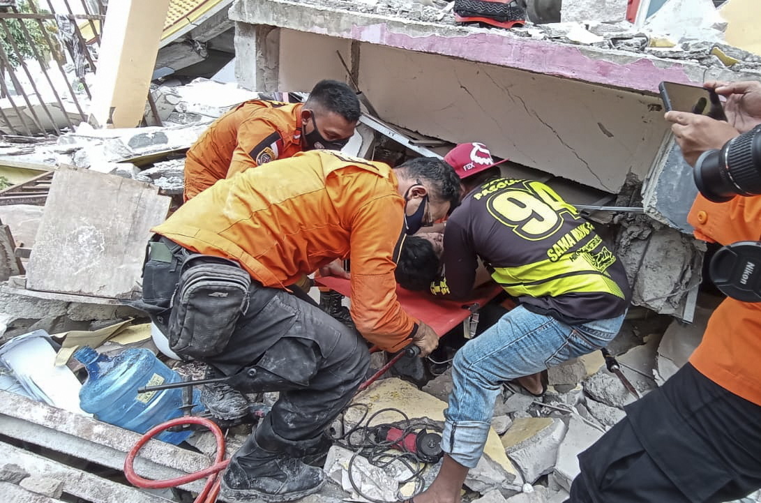 Sobe para 37 número de mortos devido a sismo na Indonésia