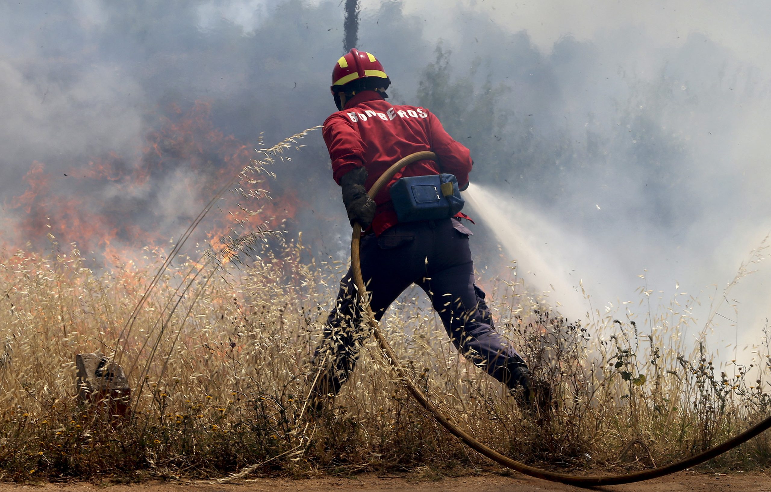 Fogo em Aljezur obriga a retirar 25 a 30 pessoas de habitações