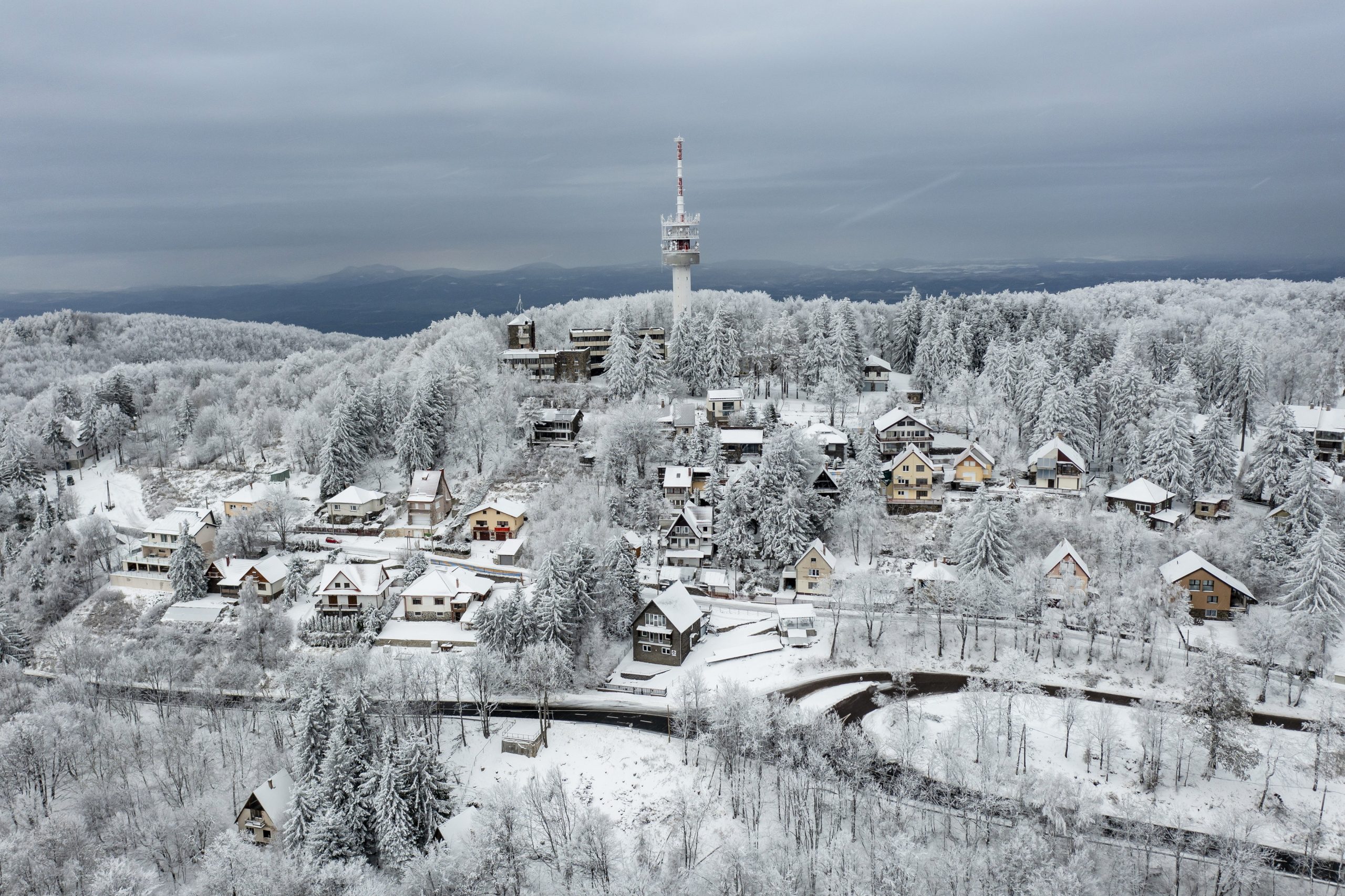 Cai neve na Europa: já há várias cidades pintadas de branco. Veja as fotos
