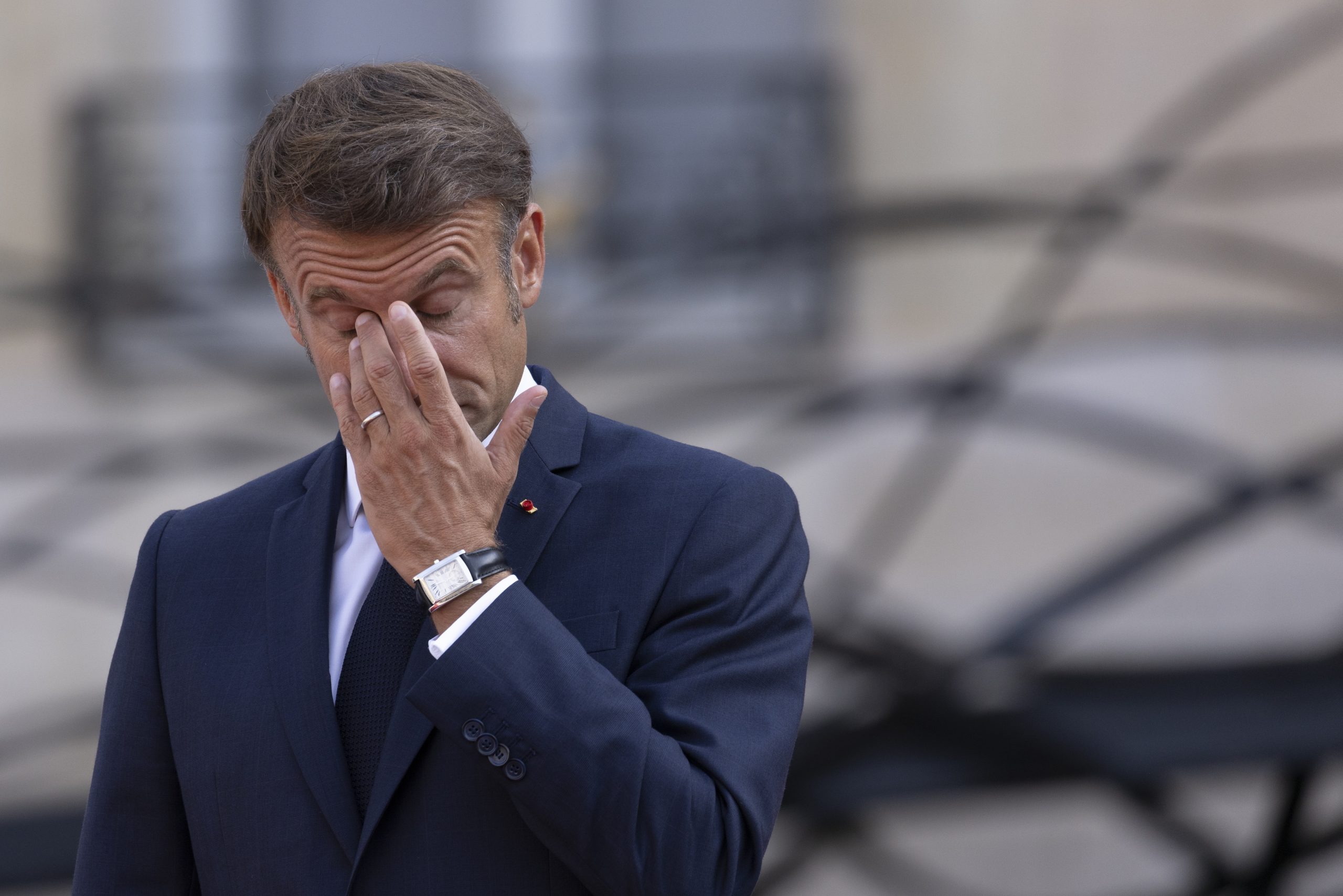 Macron gera controvérsia em França com a sua indecisão na nomeação de novo governo