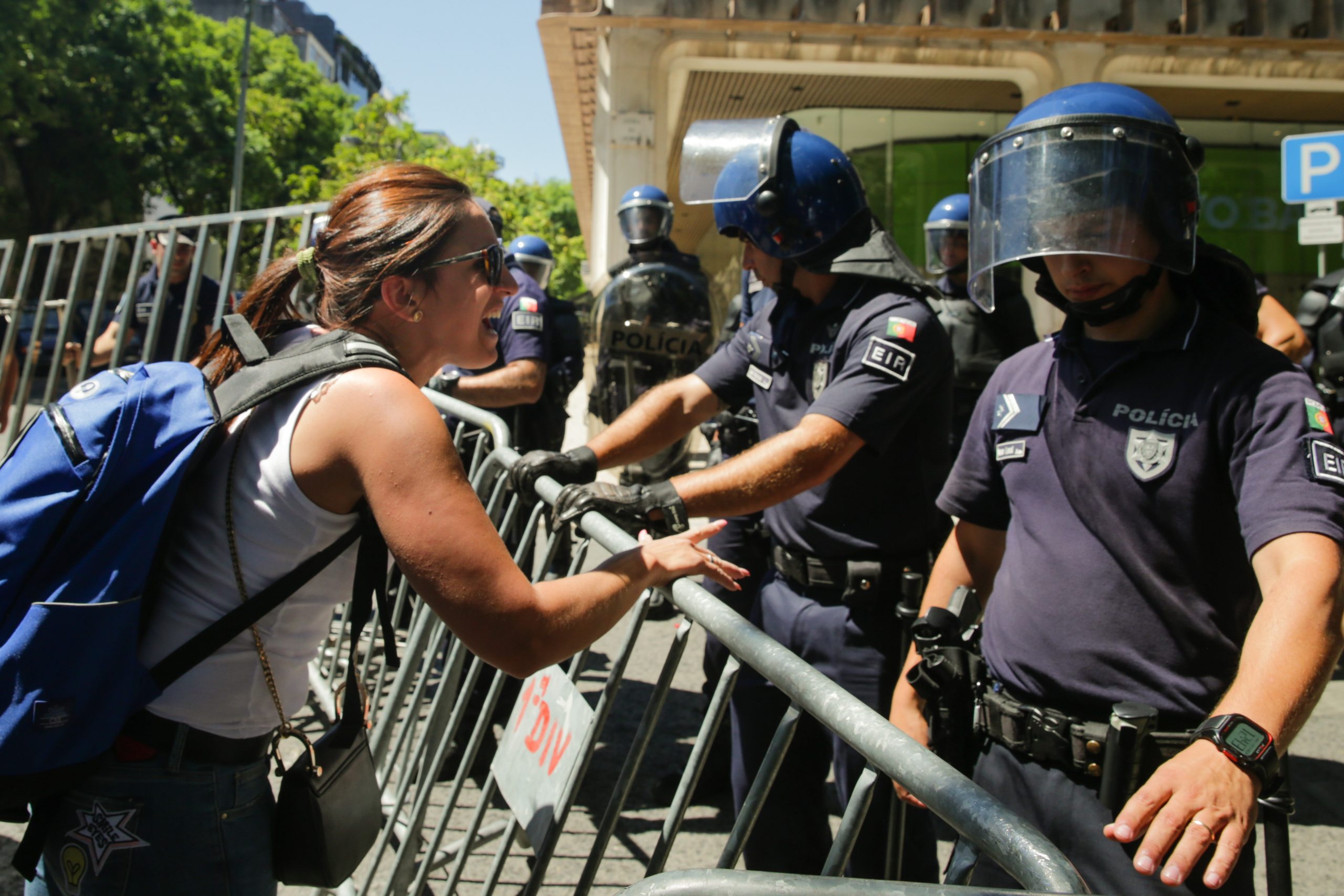 Lesados protestam junto ao Banco de Portugal. Manifestação marcada por momentos de tensão com a polícia