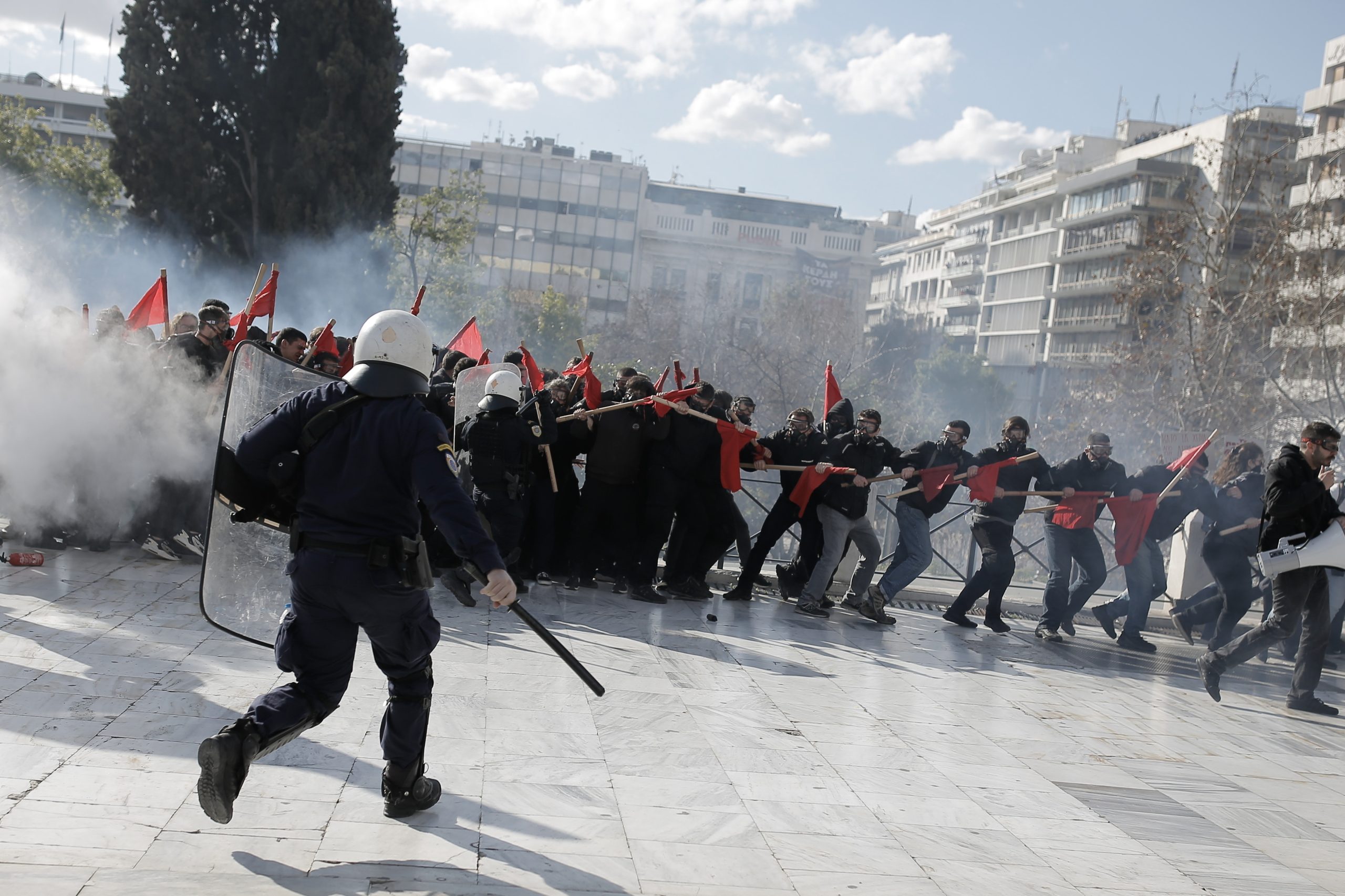Atenas: Cinco feridos em confrontos entre polícia e manifestação de estudantes contra reforma universitária