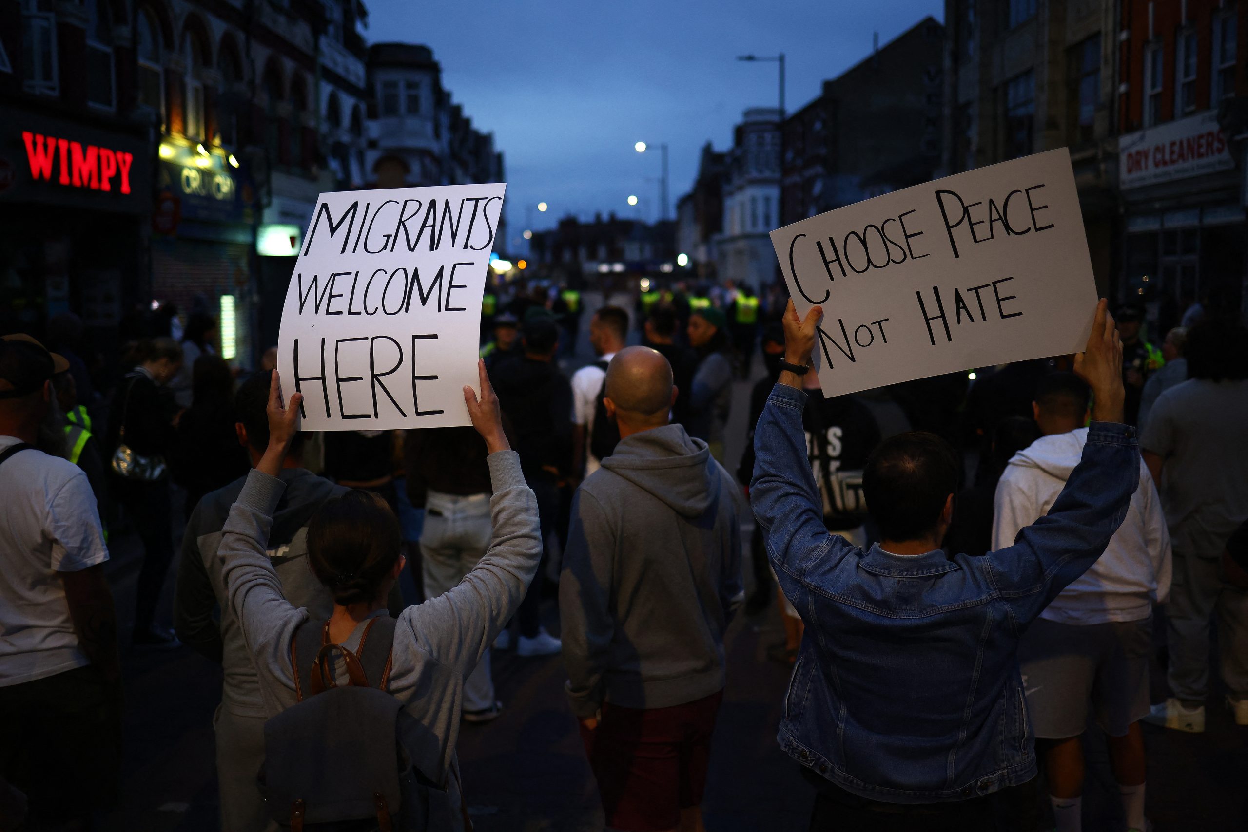 Reino Unido saiu à rua para manifestar-se contra o racismo e a extrema-direita em várias cidades do país