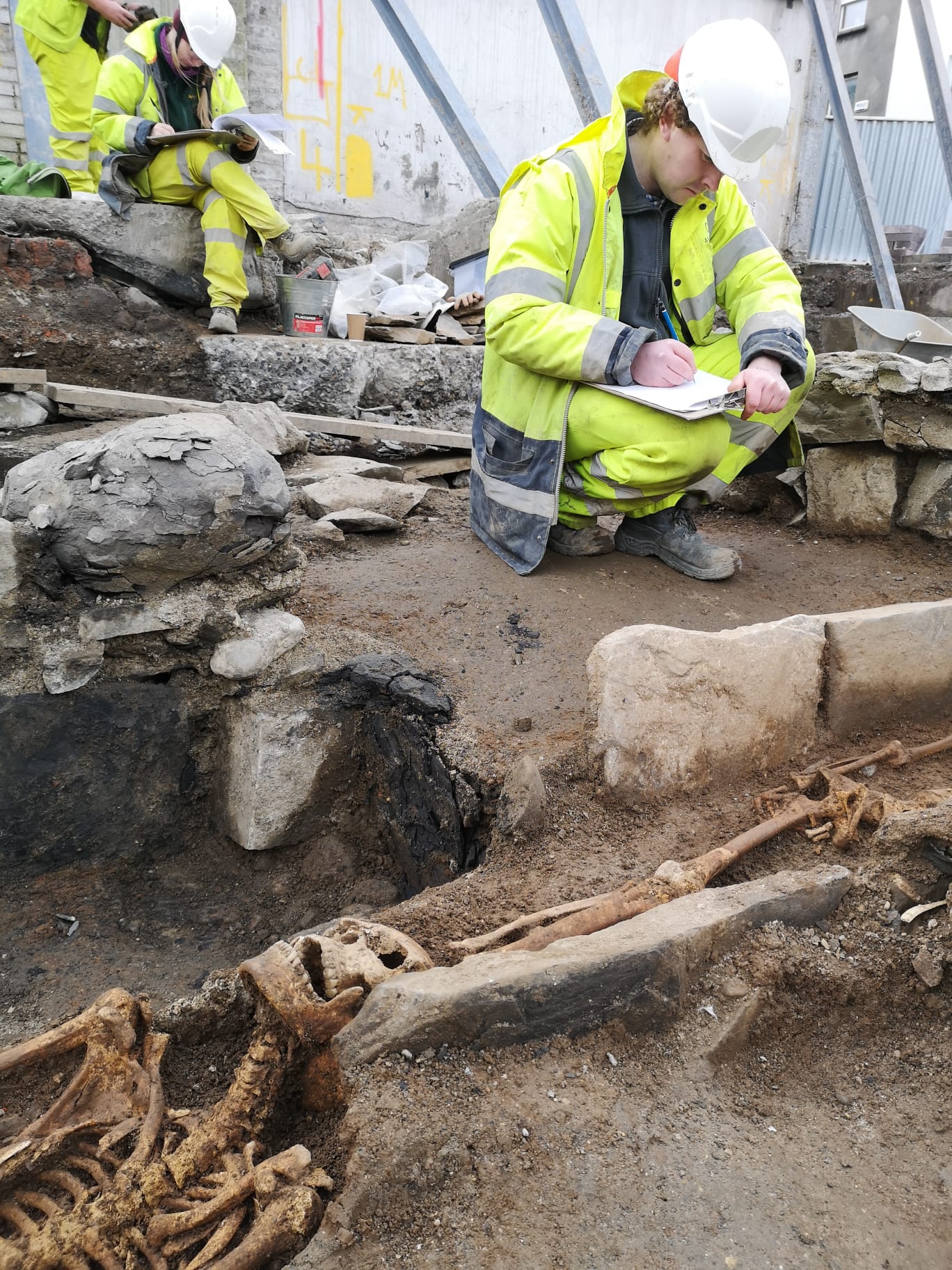 Escavação num hotel em Dublin revela cemitério com mais de 1.000 anos