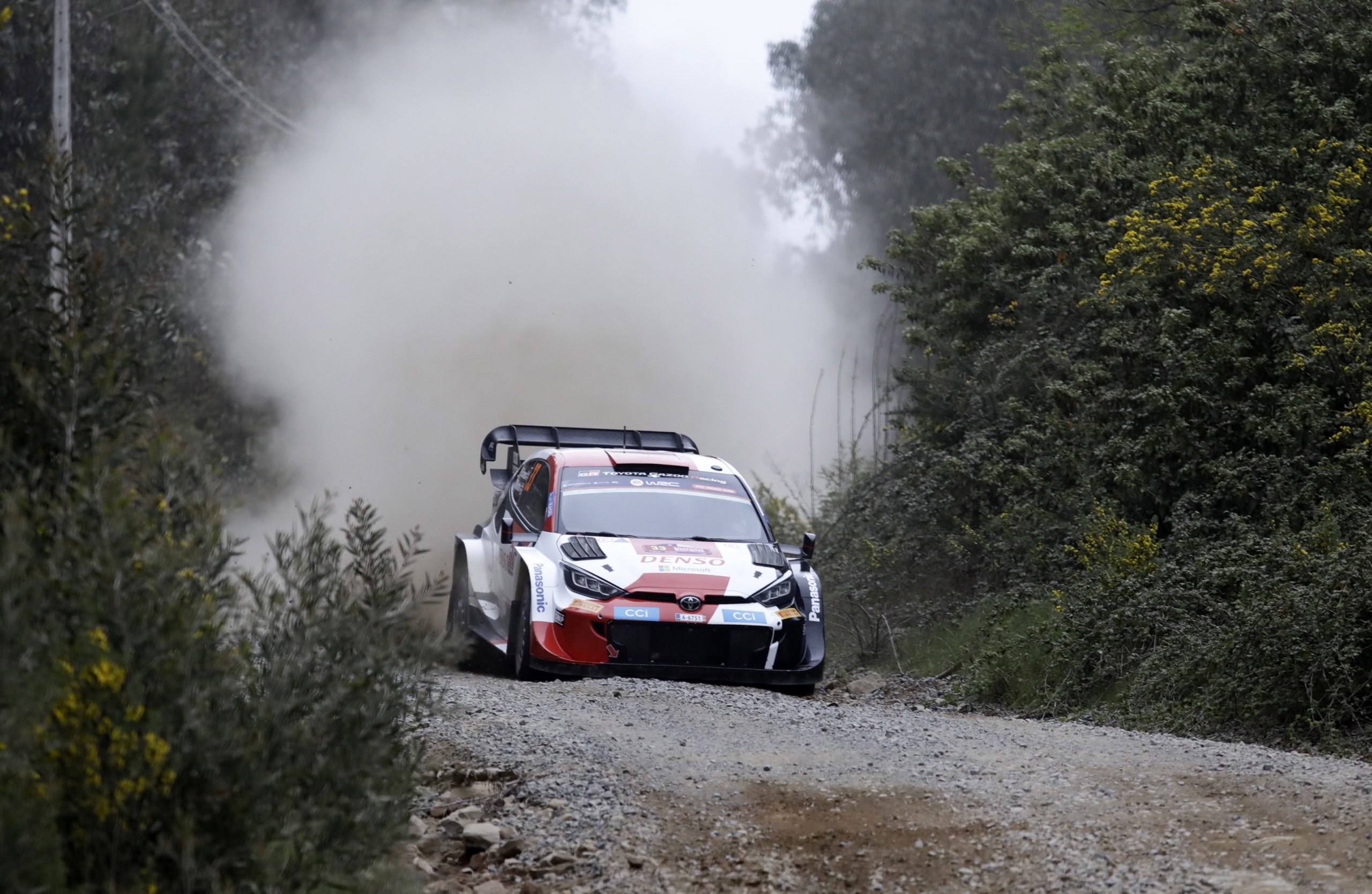 Elfyn Evans sobe à liderança do Rali do Japão em dia de fortes chuvadas