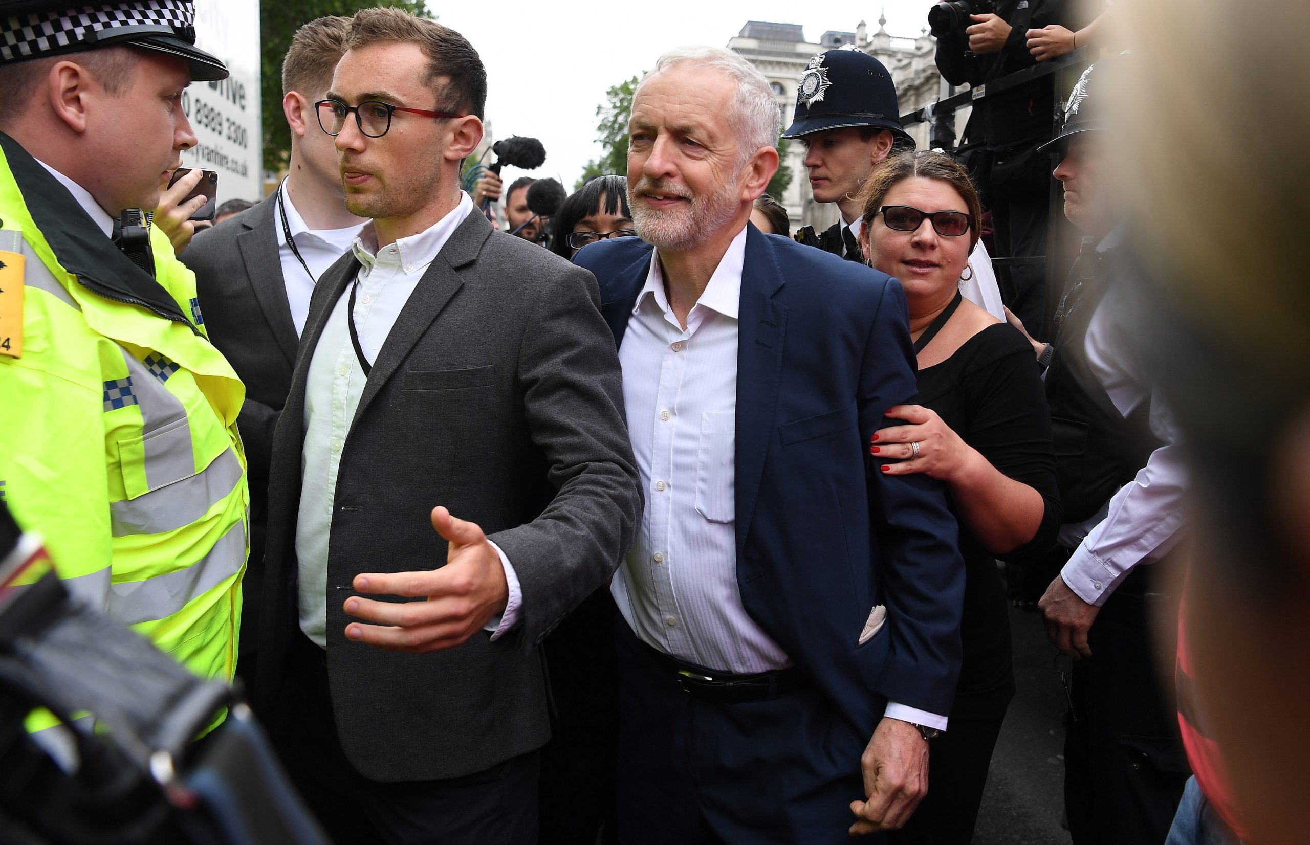 Jeremy Corbyn junta-se a milhares de manifestantes em Londres contra visita de Trump