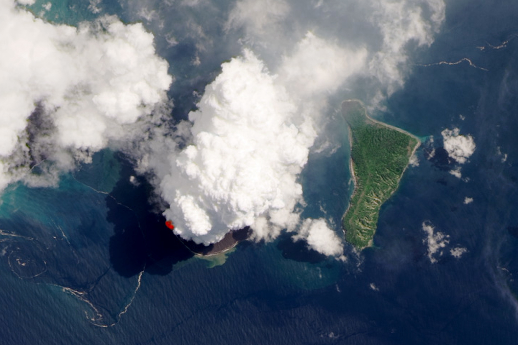 Vulcão Anak Krakatau da Indonésia expeliu coluna de fogo com  2 quilómetros