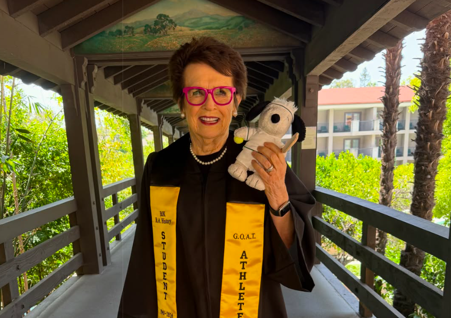 Billie Jean King conclui curso universitário aos 82 anos, seis décadas depois de ter deixado os estudos pelo ténis