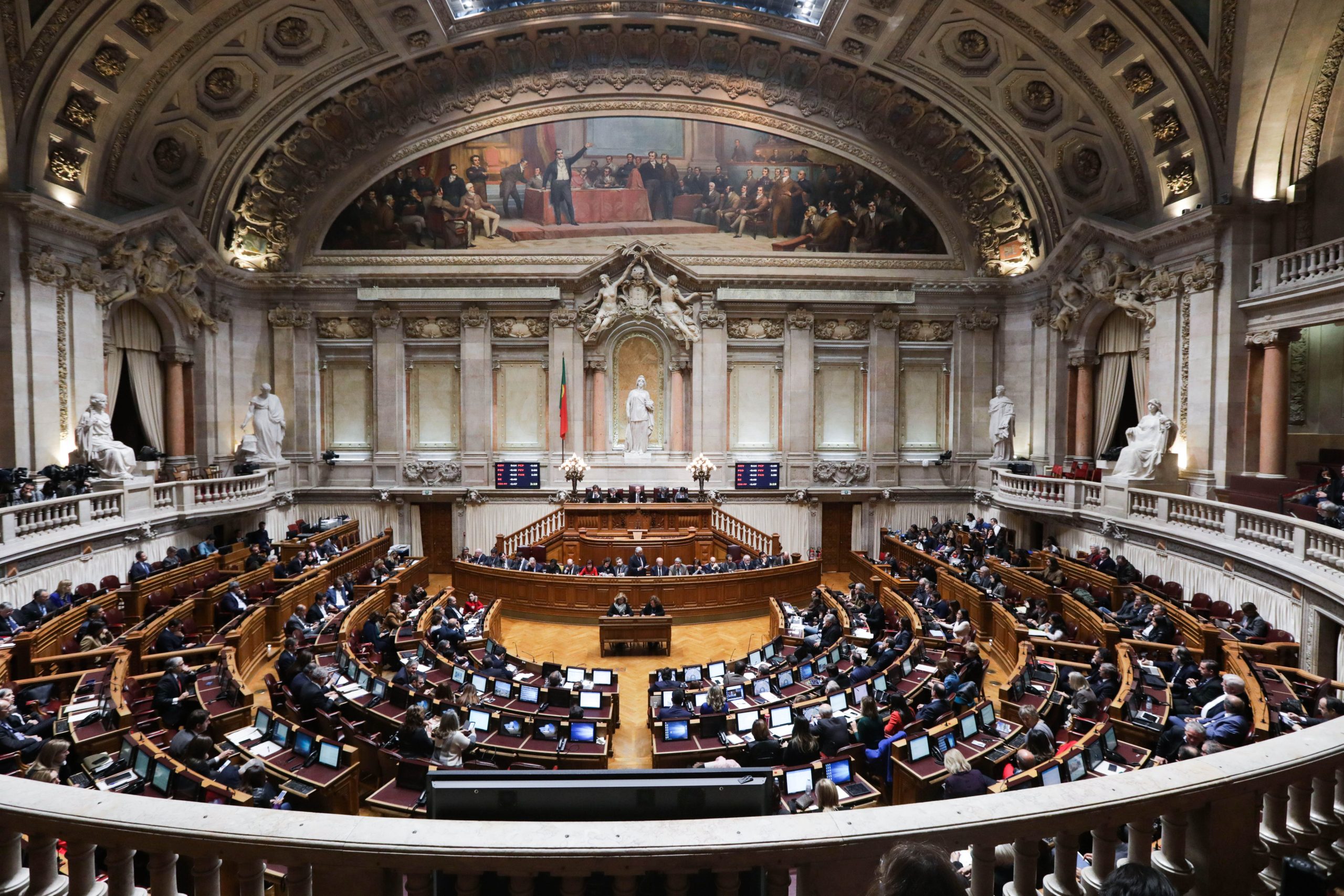 Partidos criticam atraso na entrega do regime sobre proteção de dados
