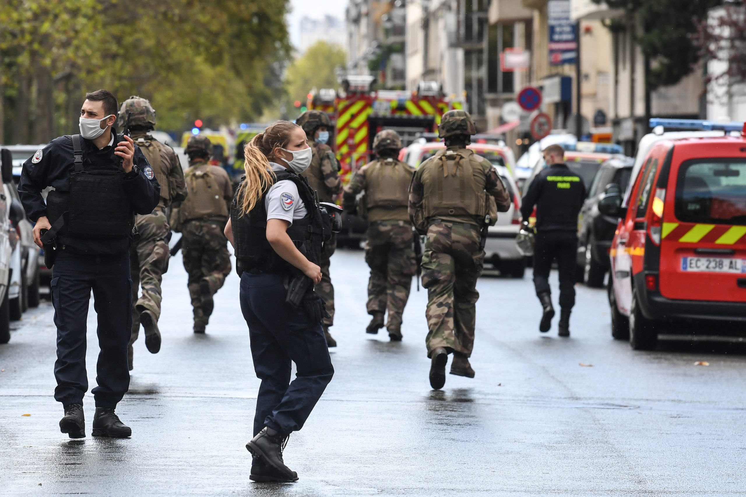 Suspeito admite ataque em Paris e justifica-o com republicação do Charlie Hebdo