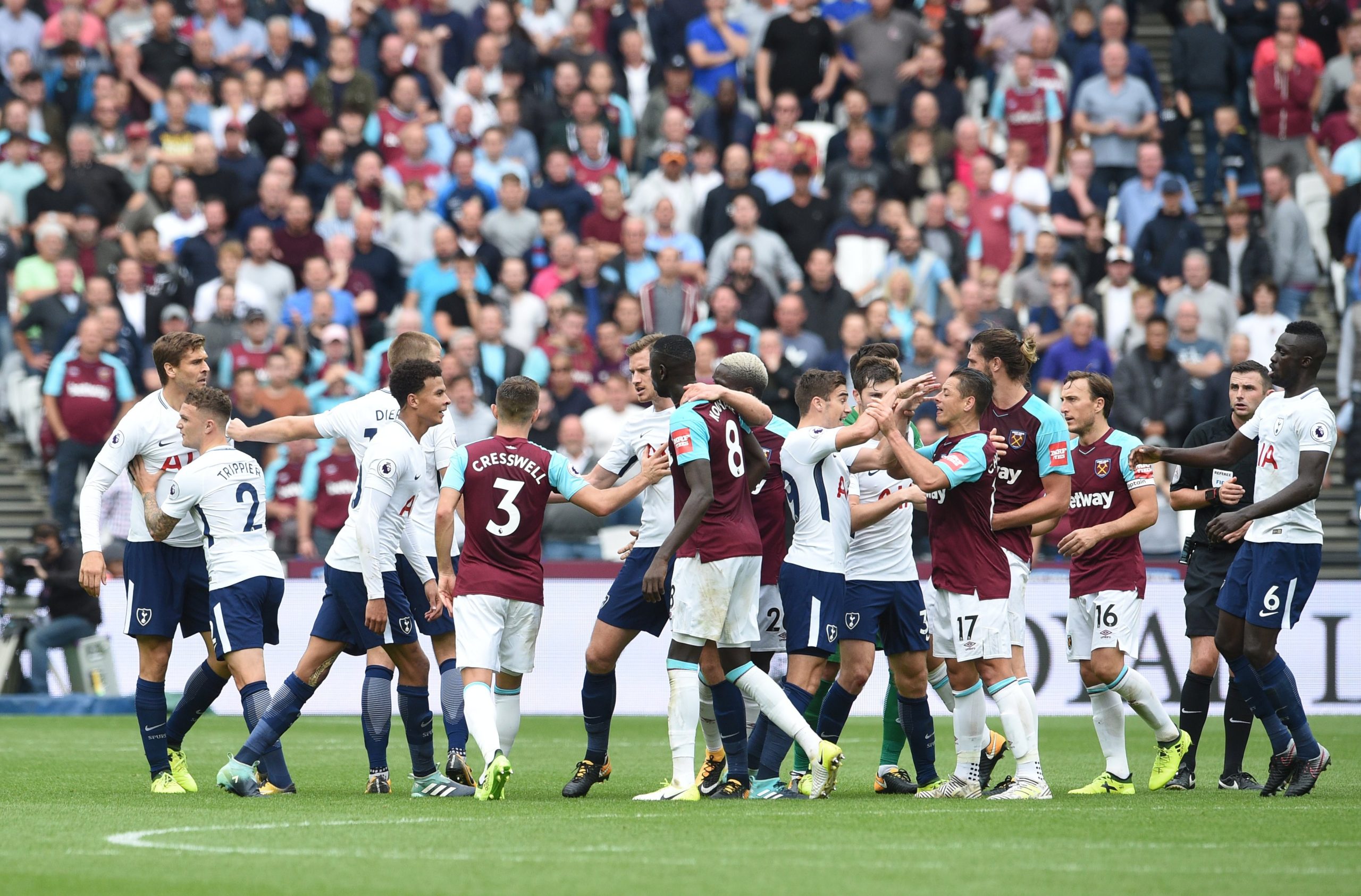 Tottenham bane dois adeptos que atiraram urina a rivais do West Ham