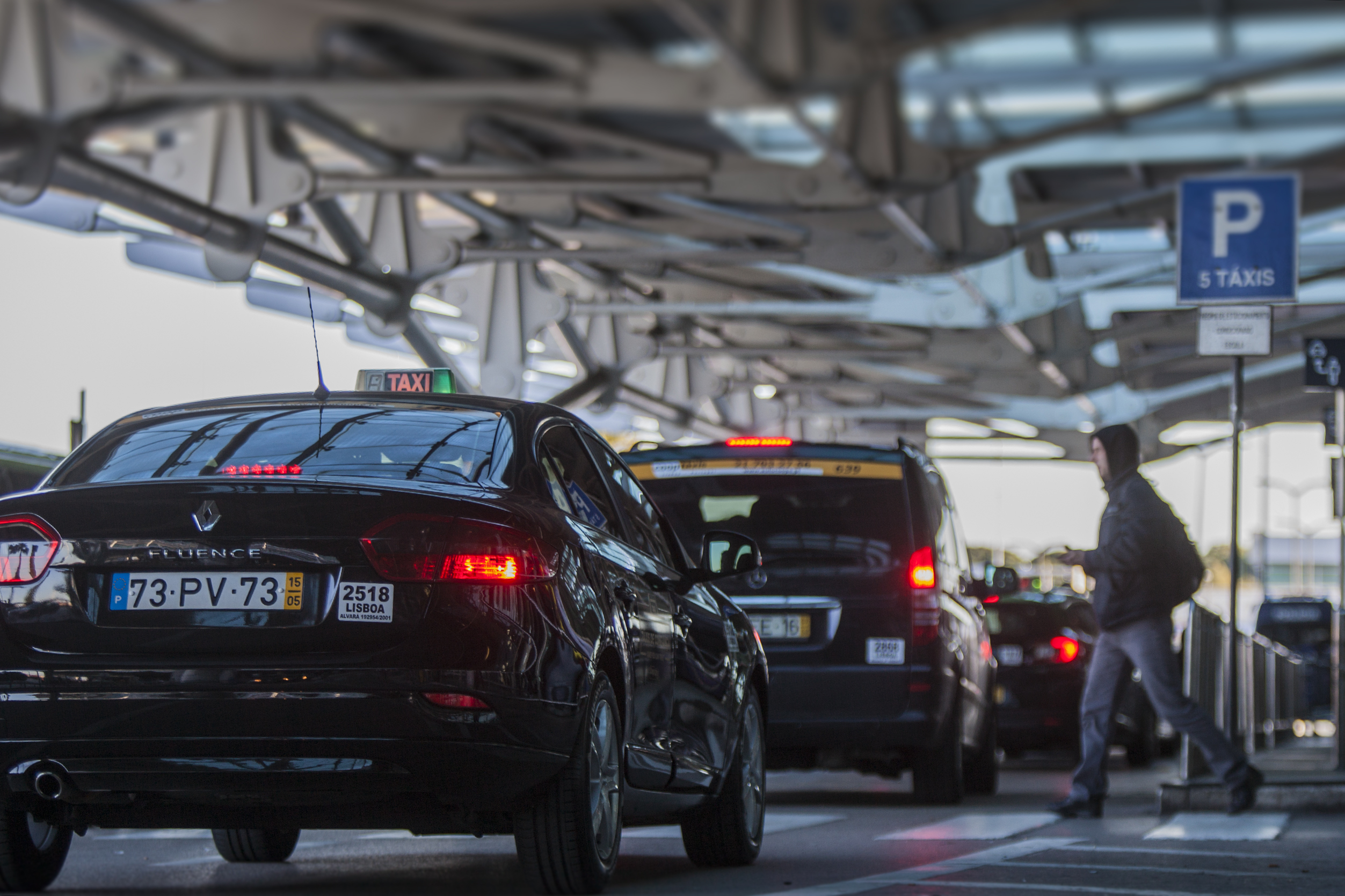 Taxistas parados no Aeroporto de Lisboa em solidariedade com colegas espanhóis