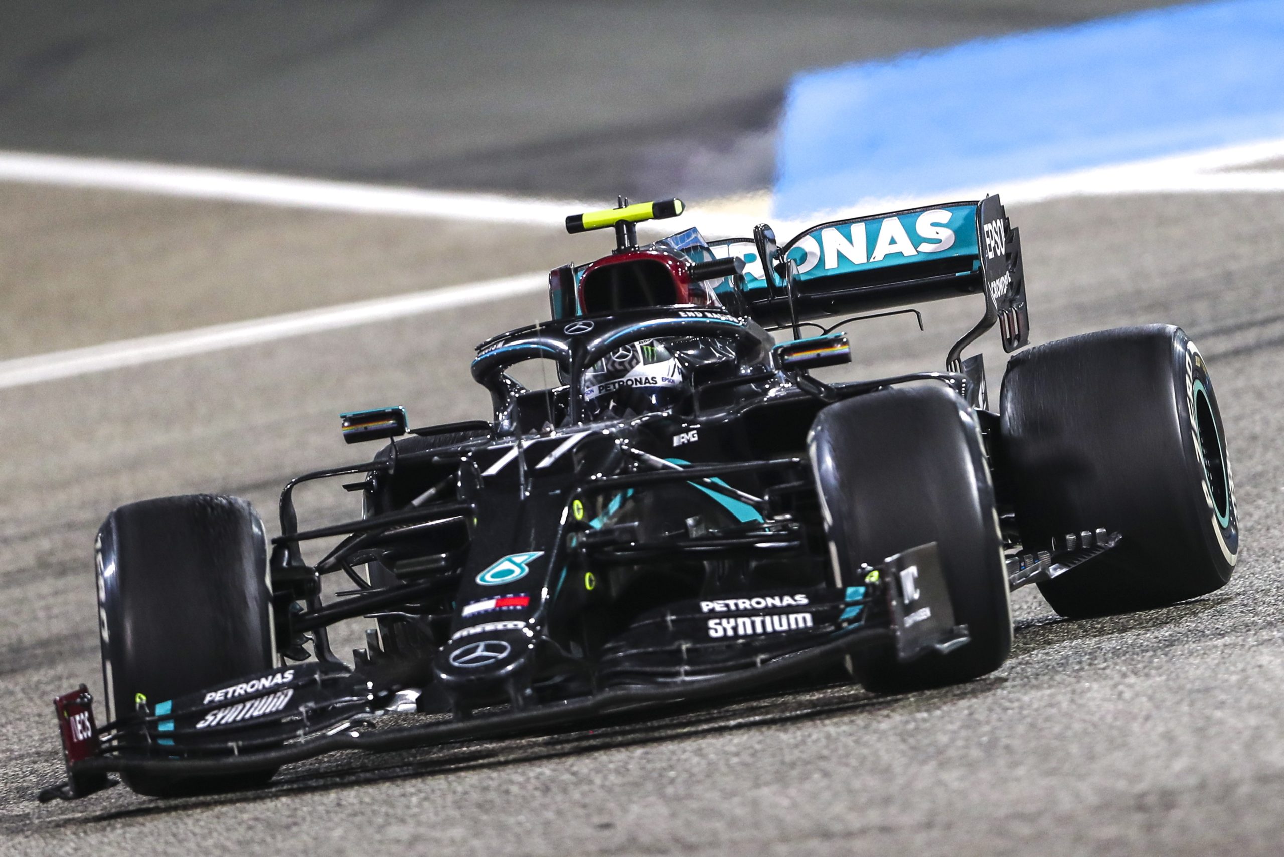 Lewis Hamilton garante estar “bem e apenas com sintomas leves”