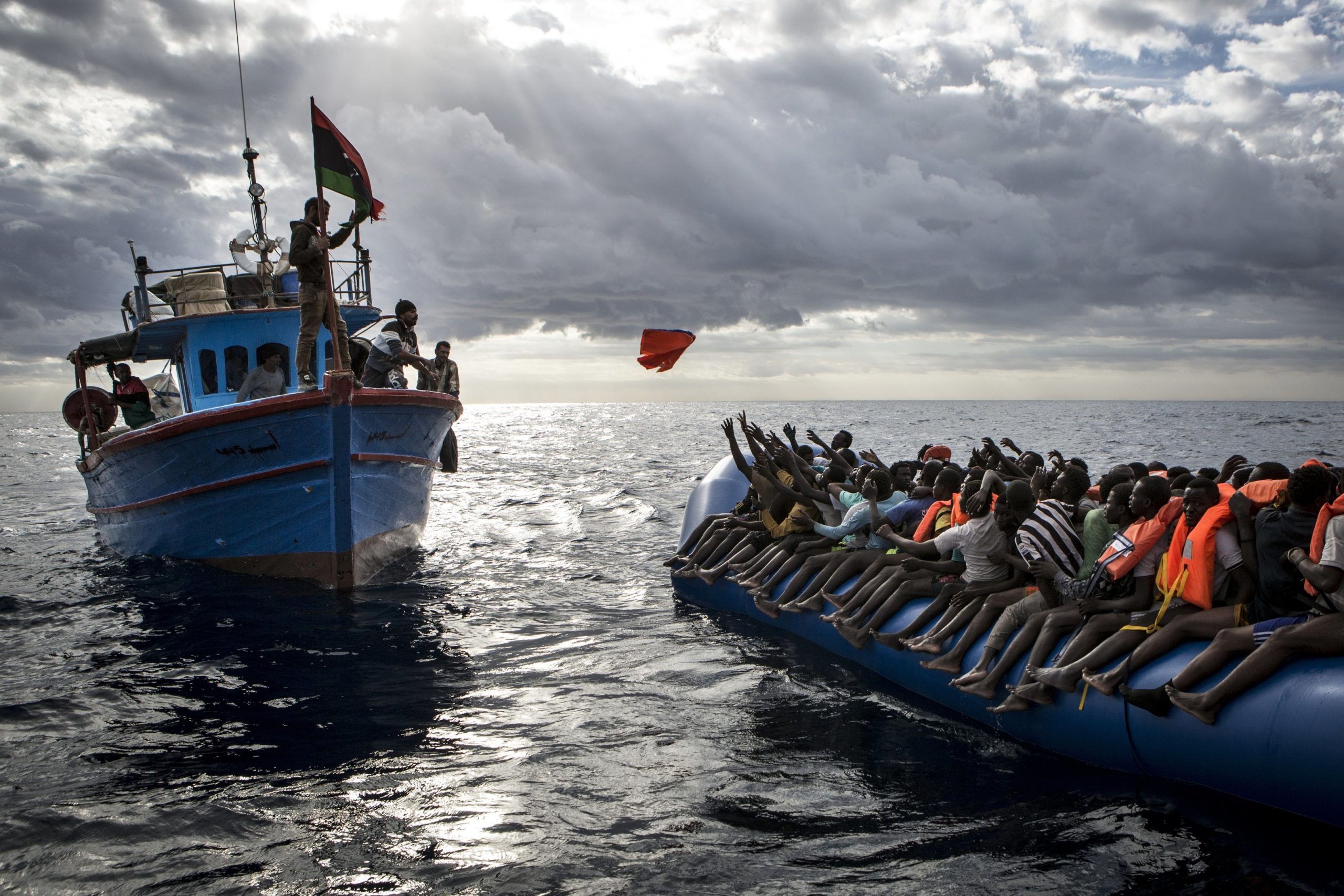 Meia centena de migrantes à deriva ao largo de Lampedusa aguardam socorro