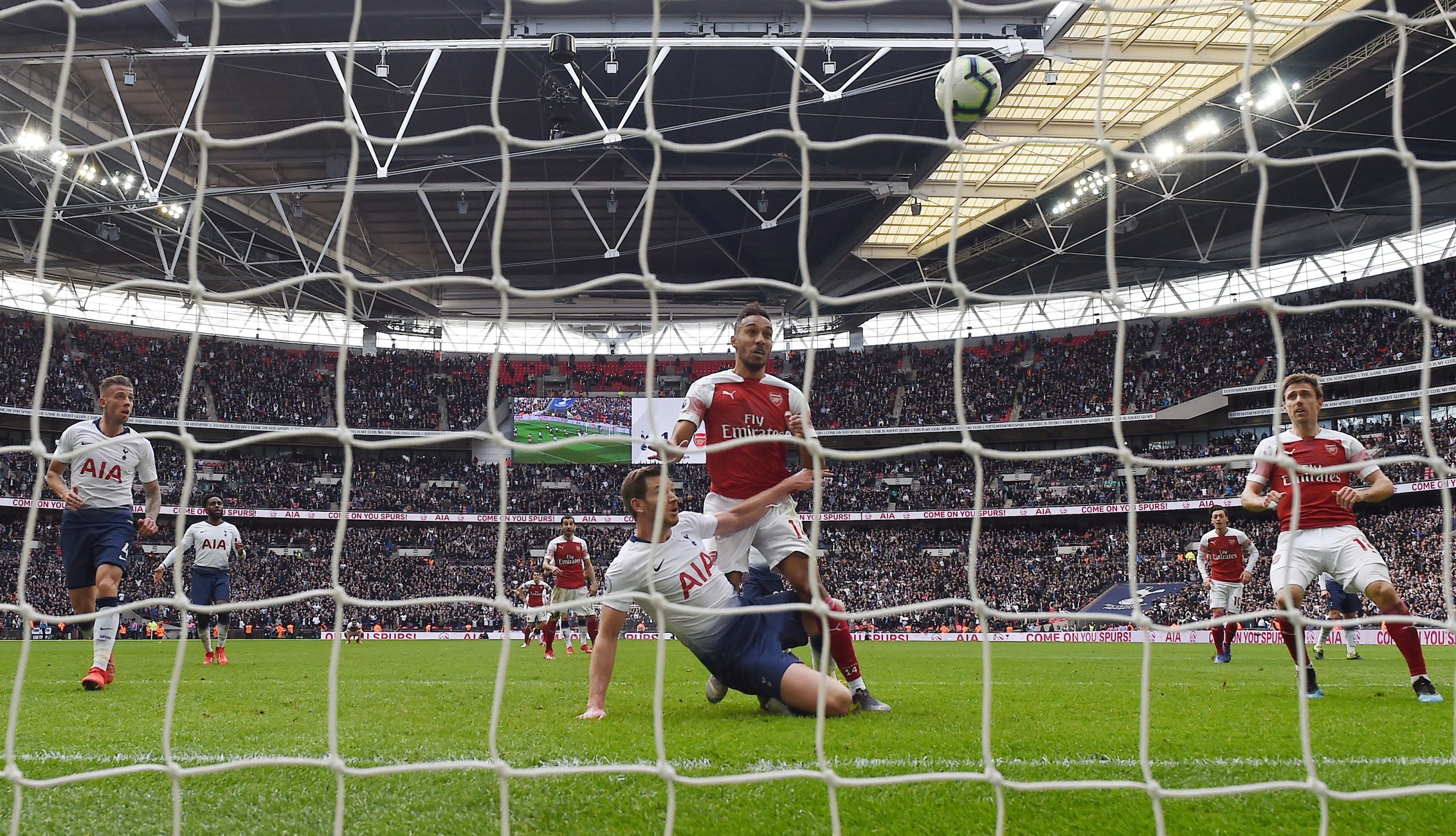 Aubameyang desperdiça penálti e jogo entre Tottenham e Arsenal termina empatado