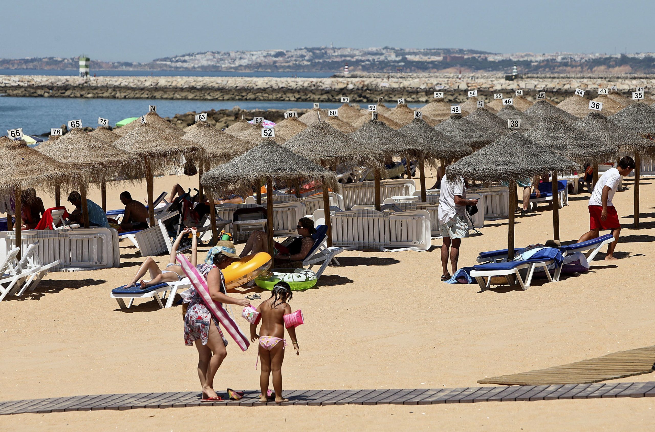 Fumar na praias vai ser proibido e podem ser os concessionários a tomar a decisão. No Algarve, a opinião é favorável
