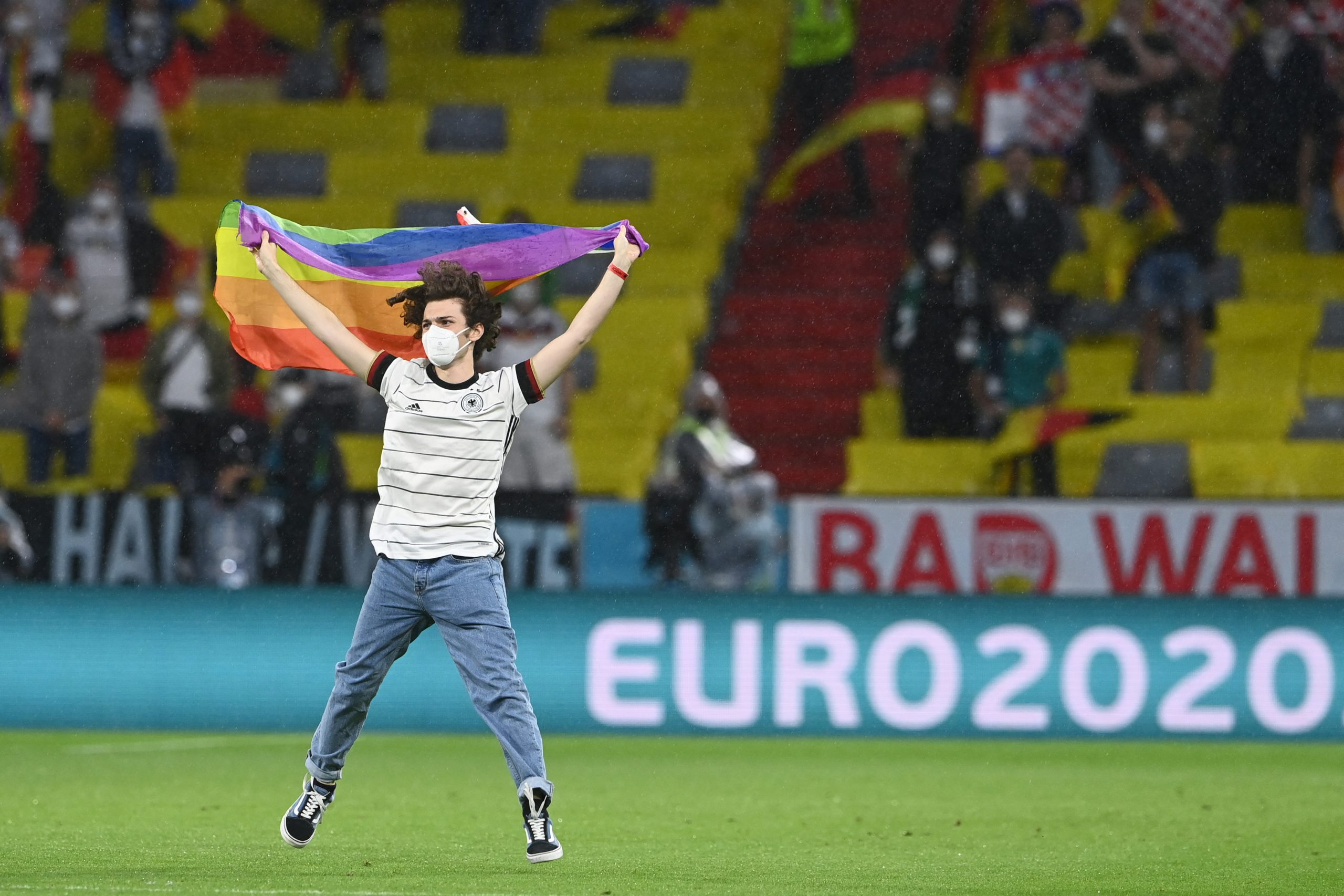 Euro2020: Adepto invade relvado com bandeira LGBT durante o hino da Hungria