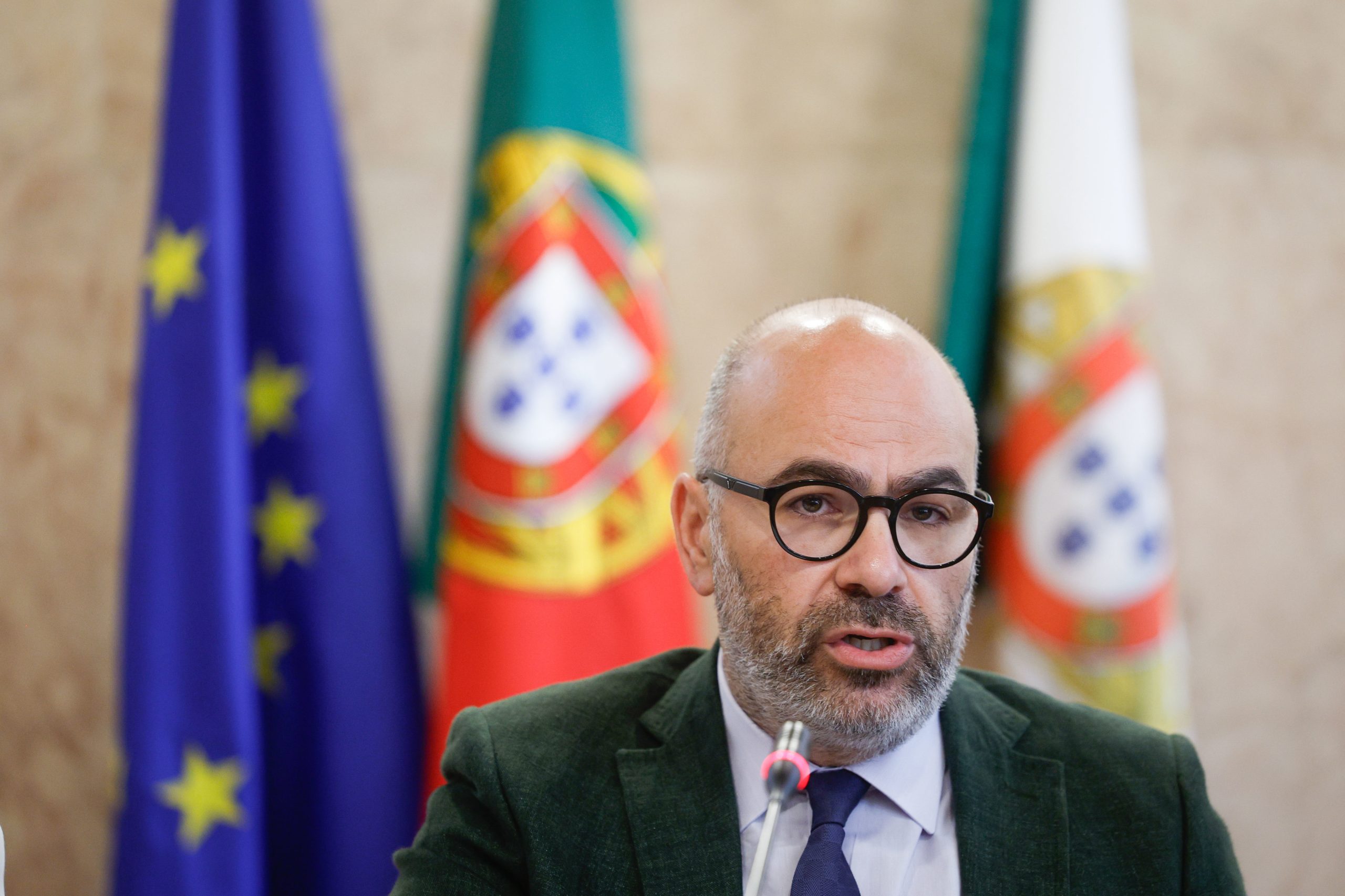 Ministro defende revisão das portagens em todo o país. Não concorda com o fim do pagamento nas ex-scut