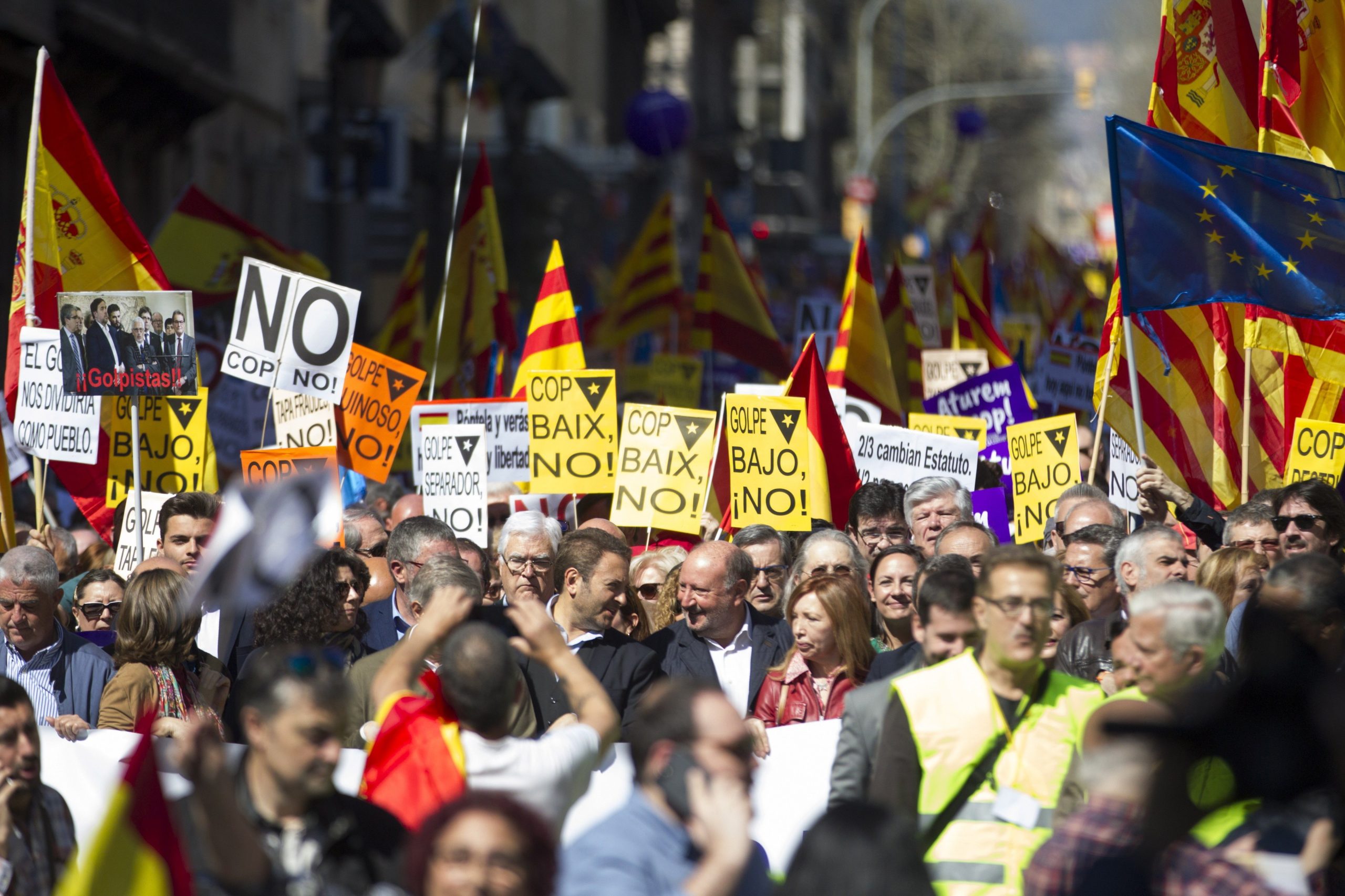 Entre 6.500 a 15.000 pessoas estiveram numa marcha contra o “golpe separatista” em Barcelona