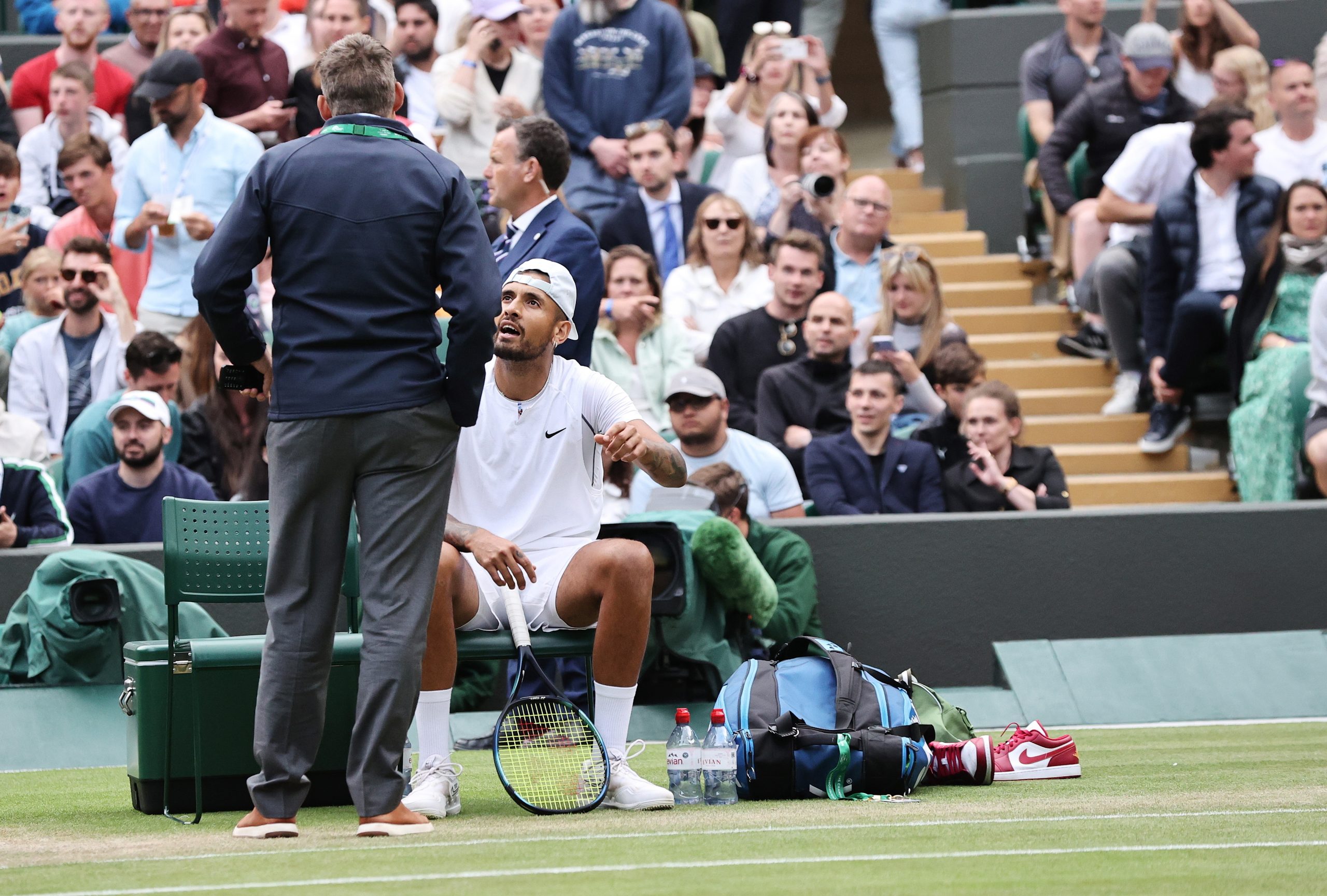 Tsitsipas e Kyrgios multados por comportamento incorreto