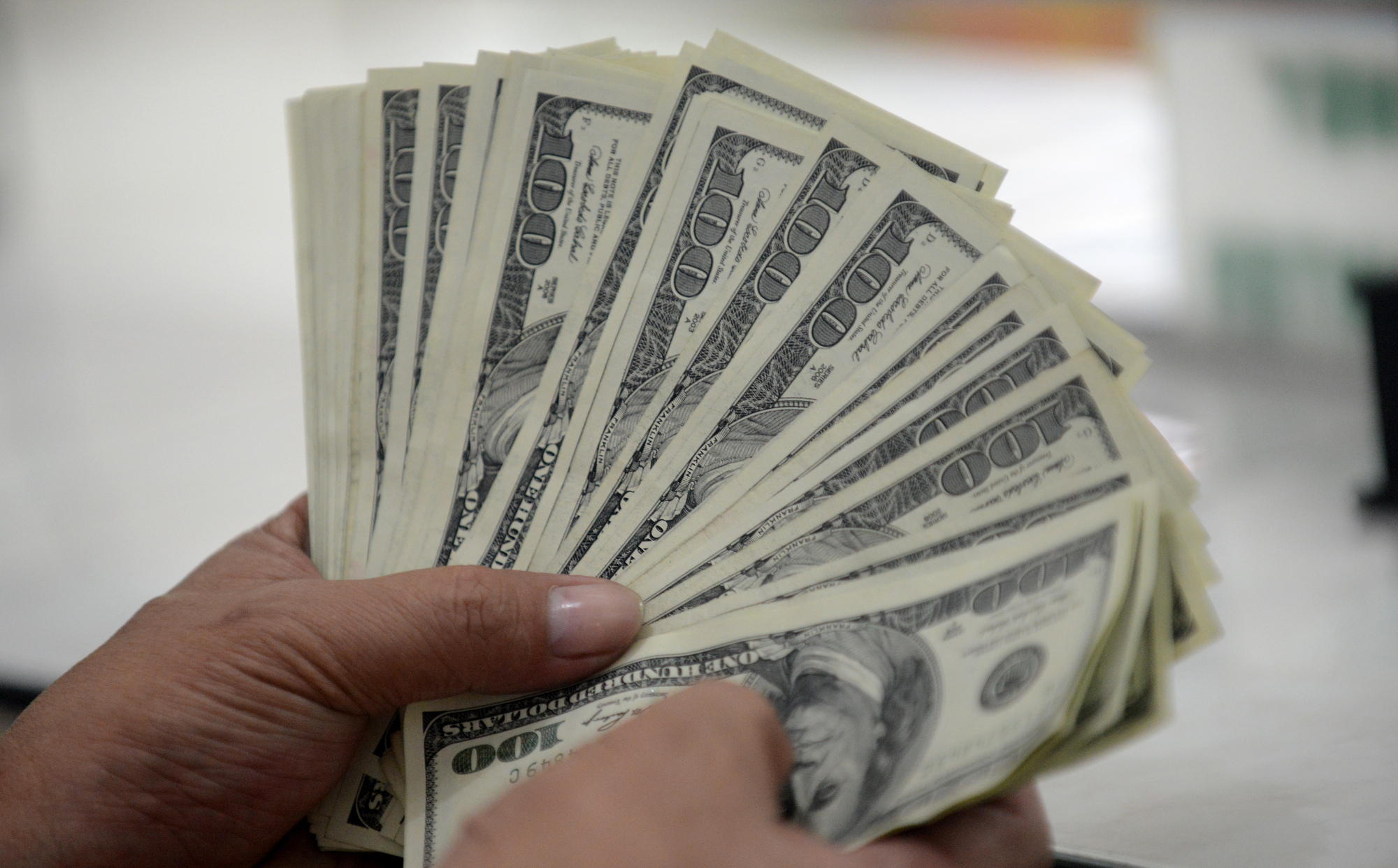 Homem encontra nota de 20 dólares, compra raspadinha e ganha prémio máximo