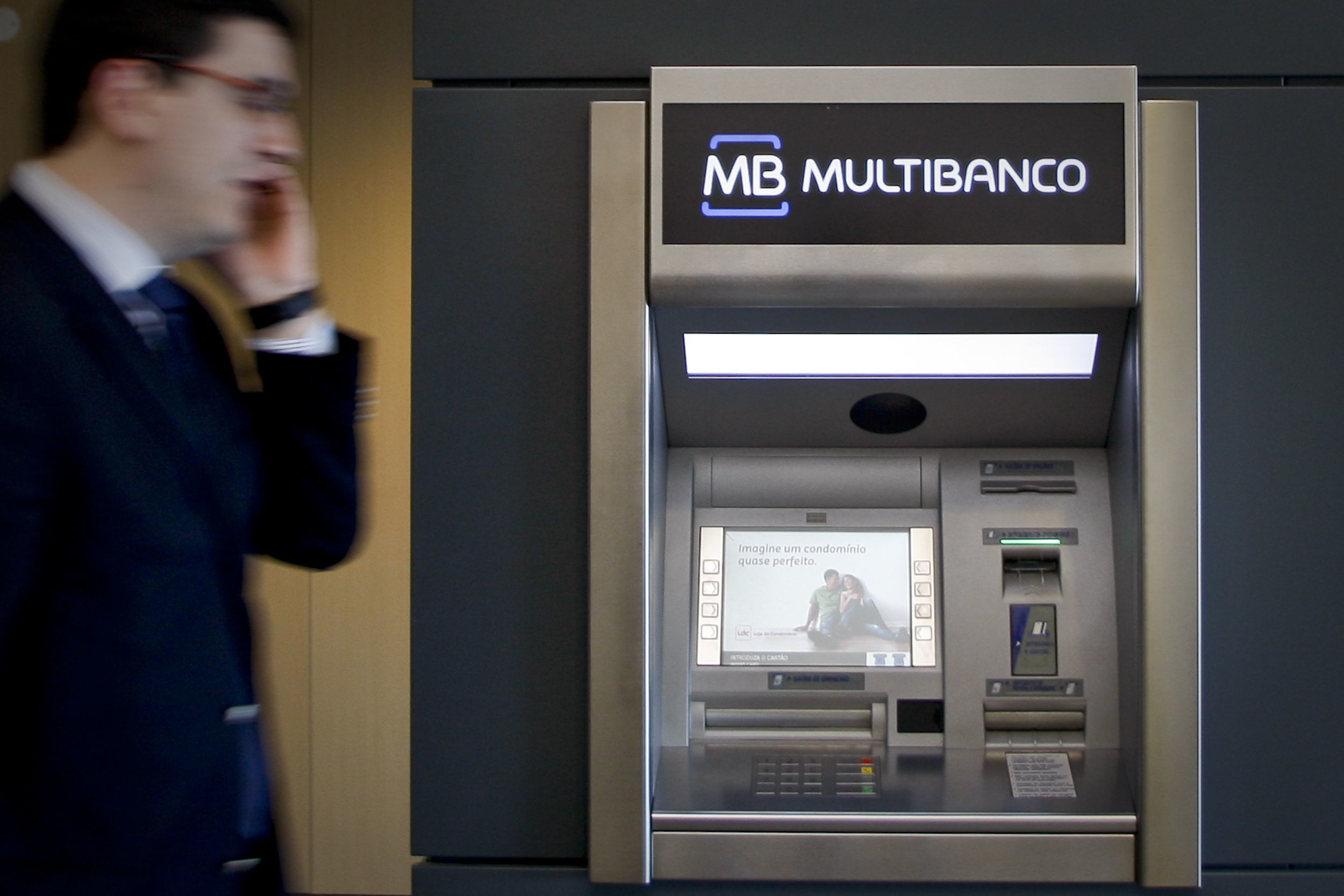 Levantamentos no Multibanco caíram 13% no primeiro semestre para 13,6 mil milhões de euros