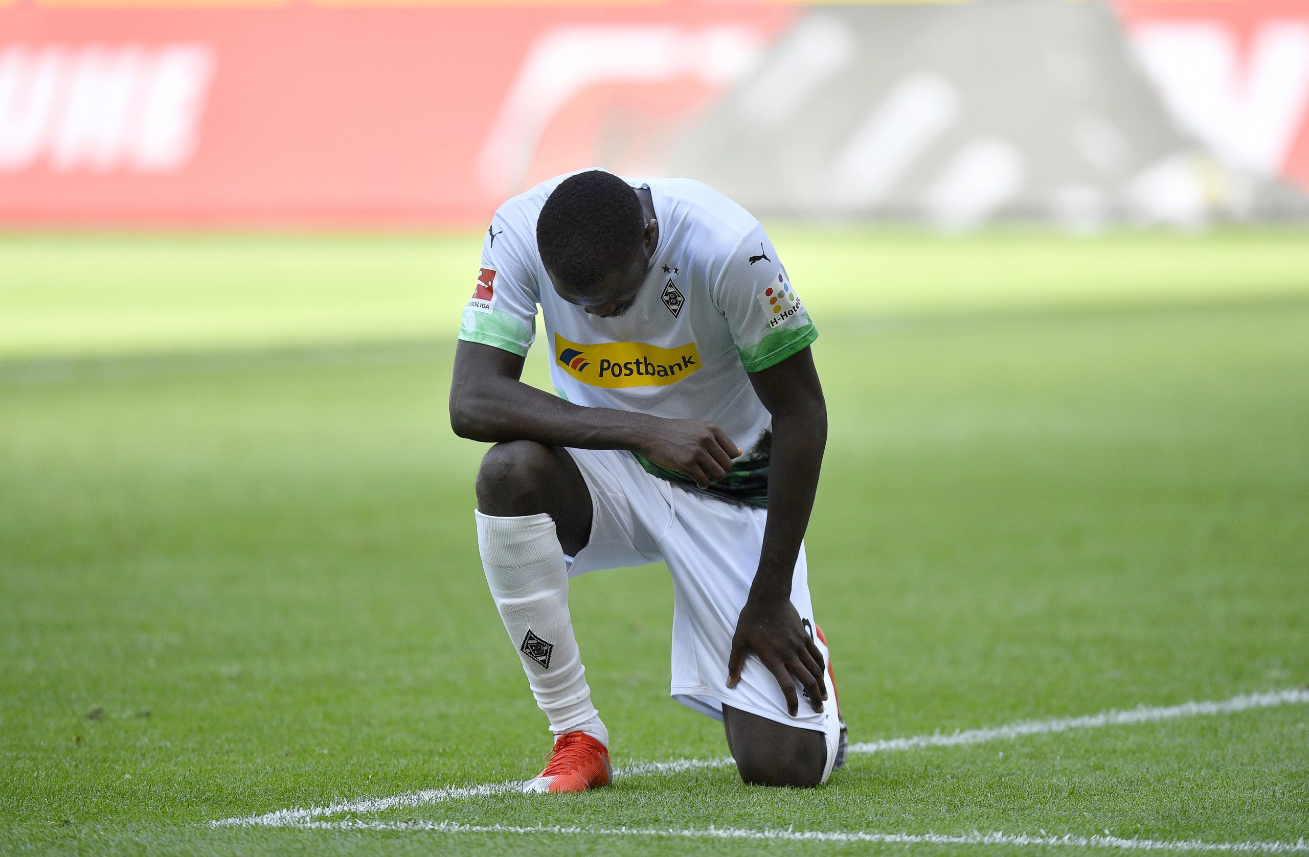 Um golo por George Floyd. Depois de marcar pelo Mönchengladbach, Thuram ajoelhou-se no relvado