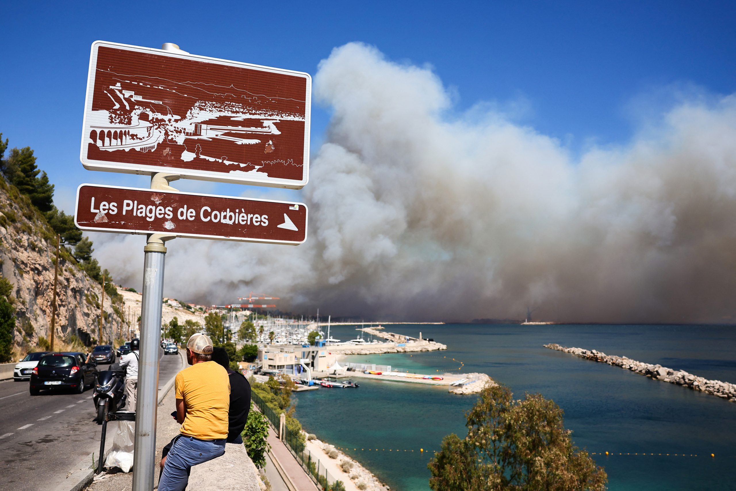 Incêndio em França leva a encerramento do aeroporto de Marselha e ao confinamento