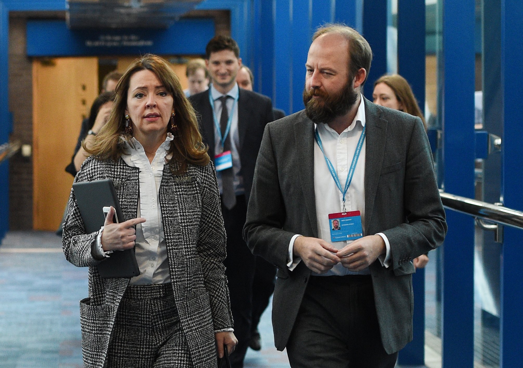 Desaire conservador nas eleições já provocou baixas em Downing Street. Chefes de gabinete de Theresa May demitem-se