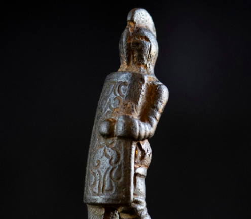 Até onde chegou a cultura dos gladiadores? Encontrado cabo de faca em Inglaterra com estatueta de guerreiro romano