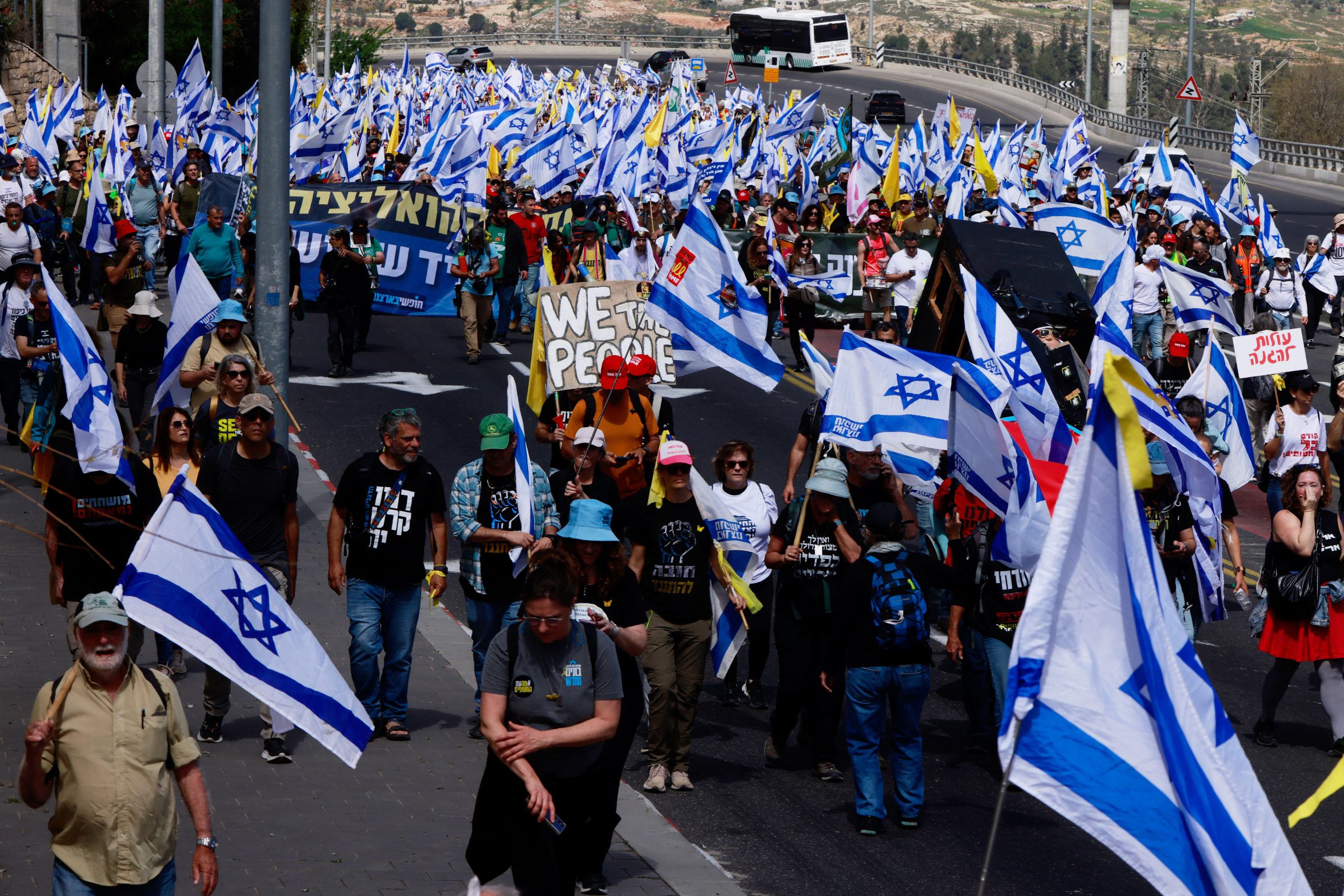 Israel. Manifestantes juntam-se em frente à residência oficial de Netanyahu