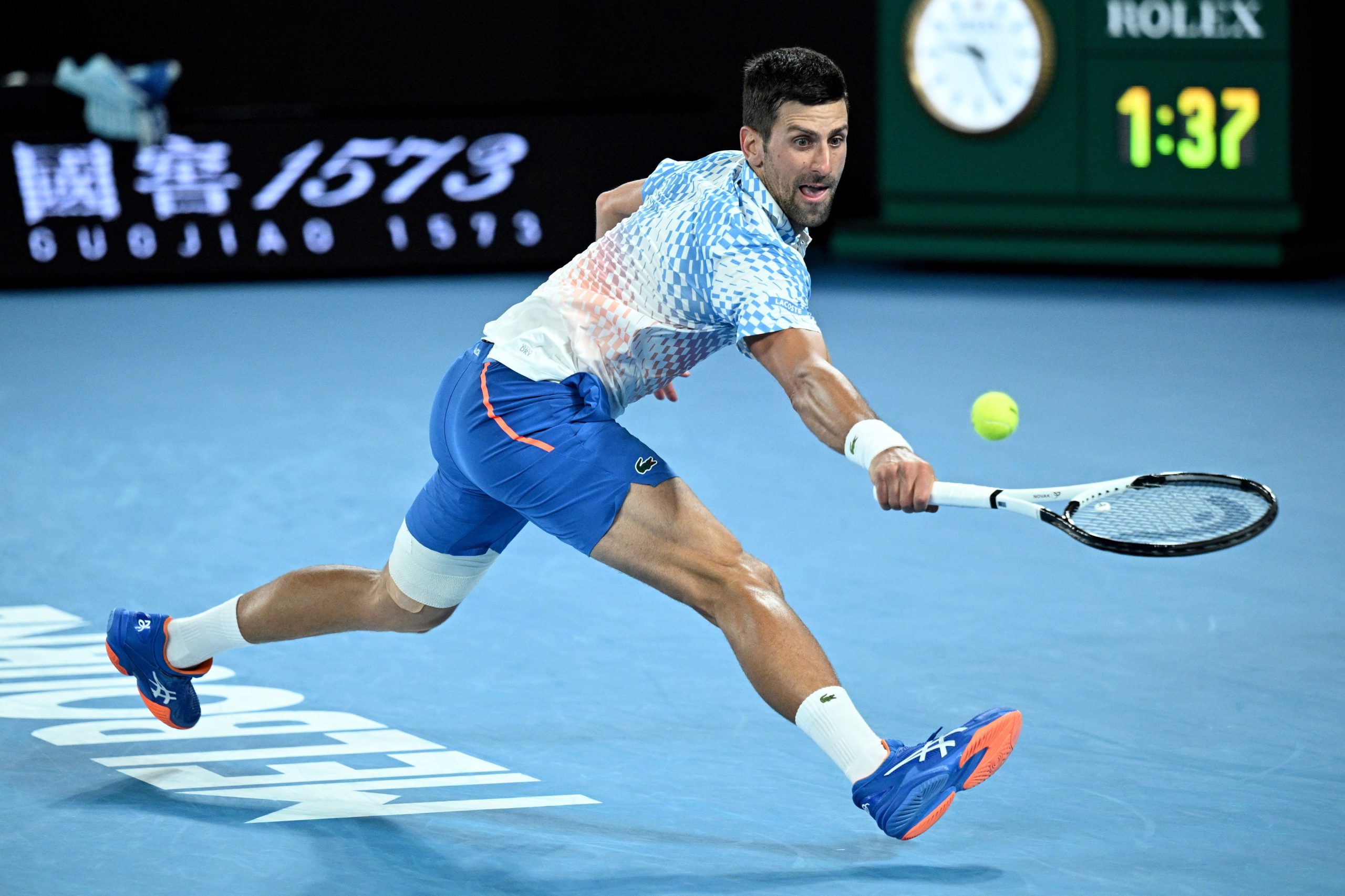 Djokovic bate Rublev e assegura meias-finais