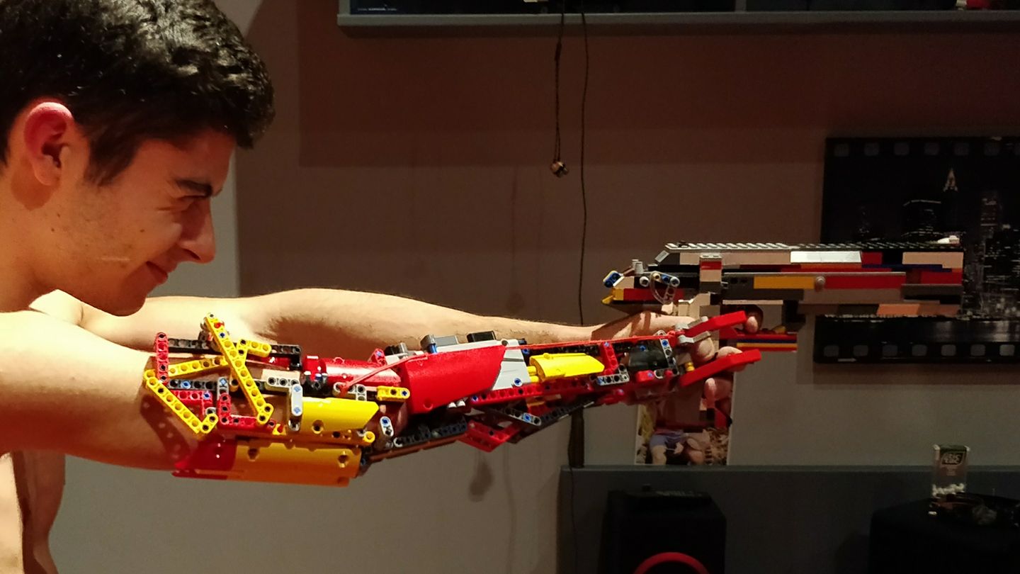 David Aguilar construiu uma prótese para o braço… com peças LEGO