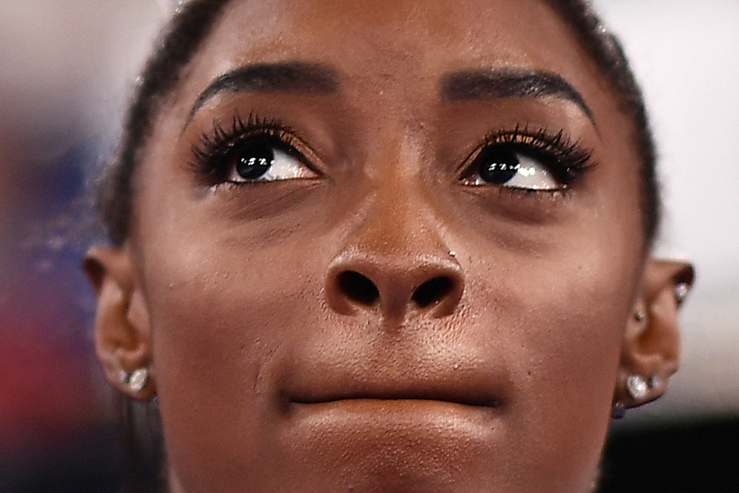 Simone Biles também falha a final individual do all-around. “A sua coragem mostra o porquê de ser um exemplo”, diz federação de ginástica