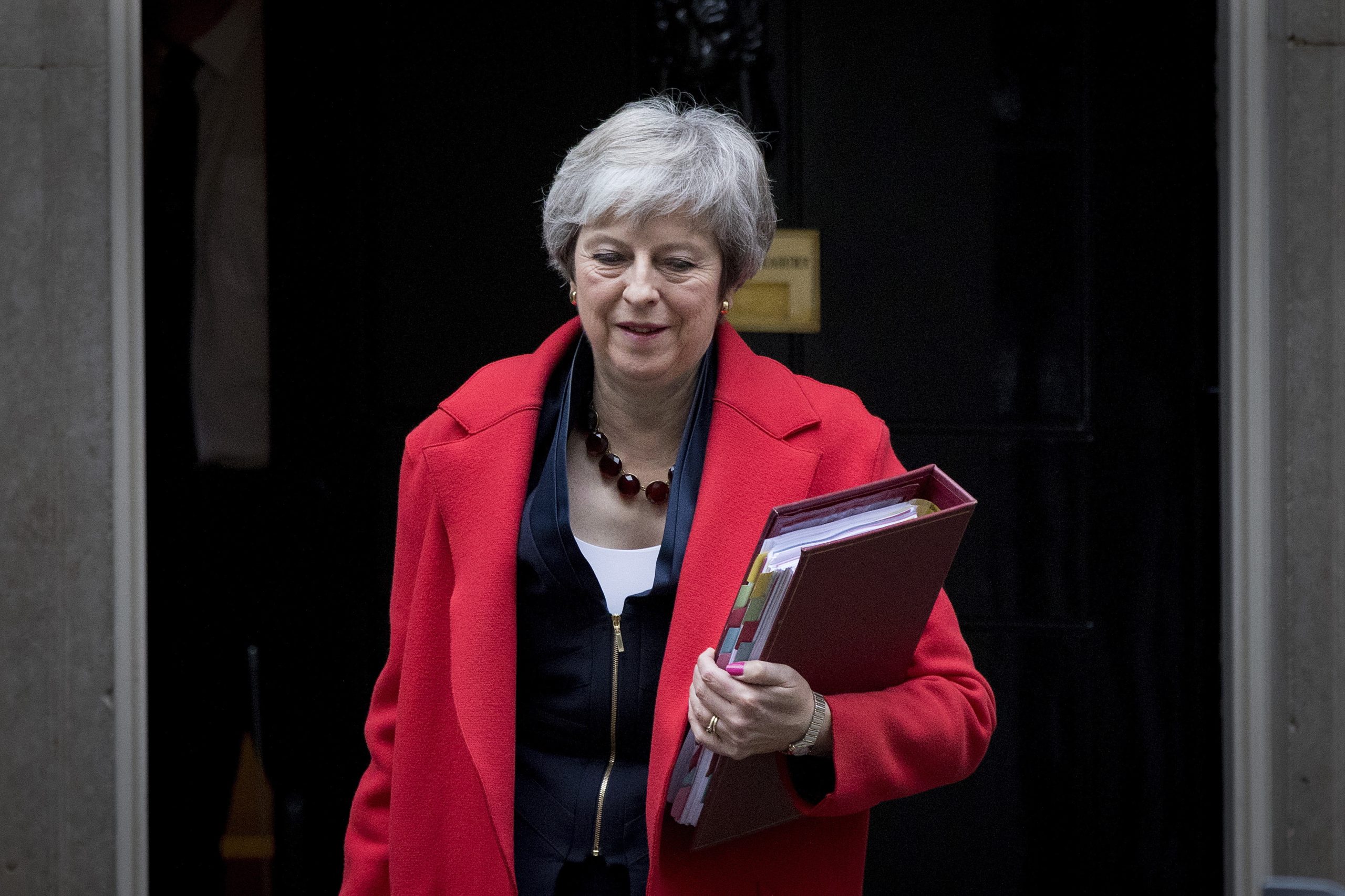 May defende no parlamento que acordo garante menor impacto económico