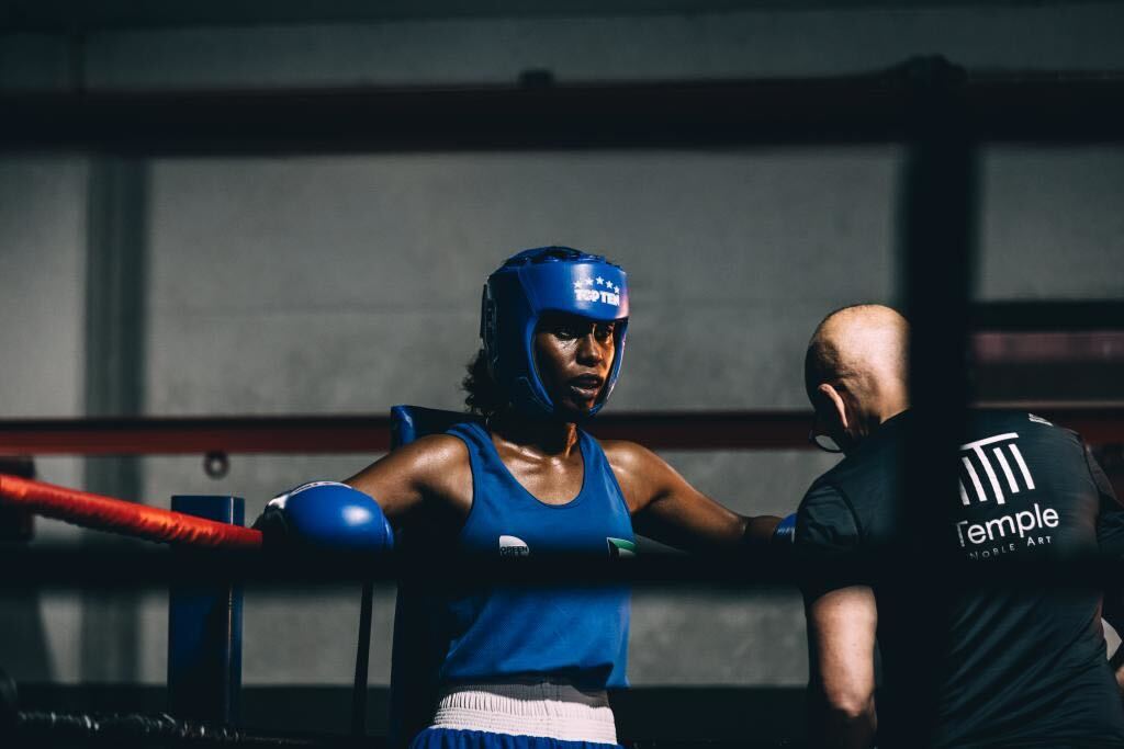 Boxe: “Quebrei a regra na minha cultura: isto é para rapaz, isto é para rapariga”. Noura Al-Mutairi, a primeira boxeur a representar o Kuwait