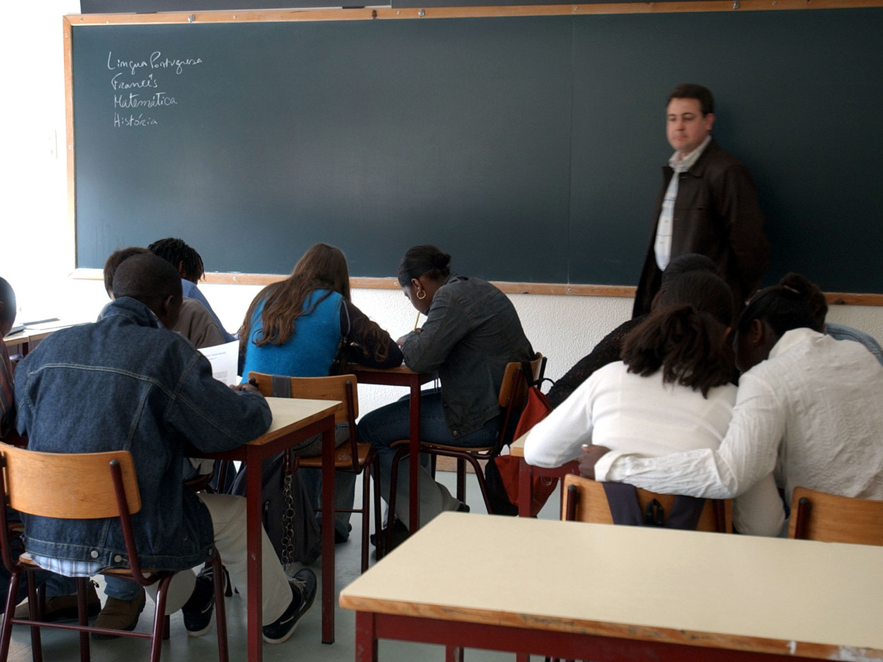 PCP alerta para problemas na colocação de professores e exige valorização da escola pública