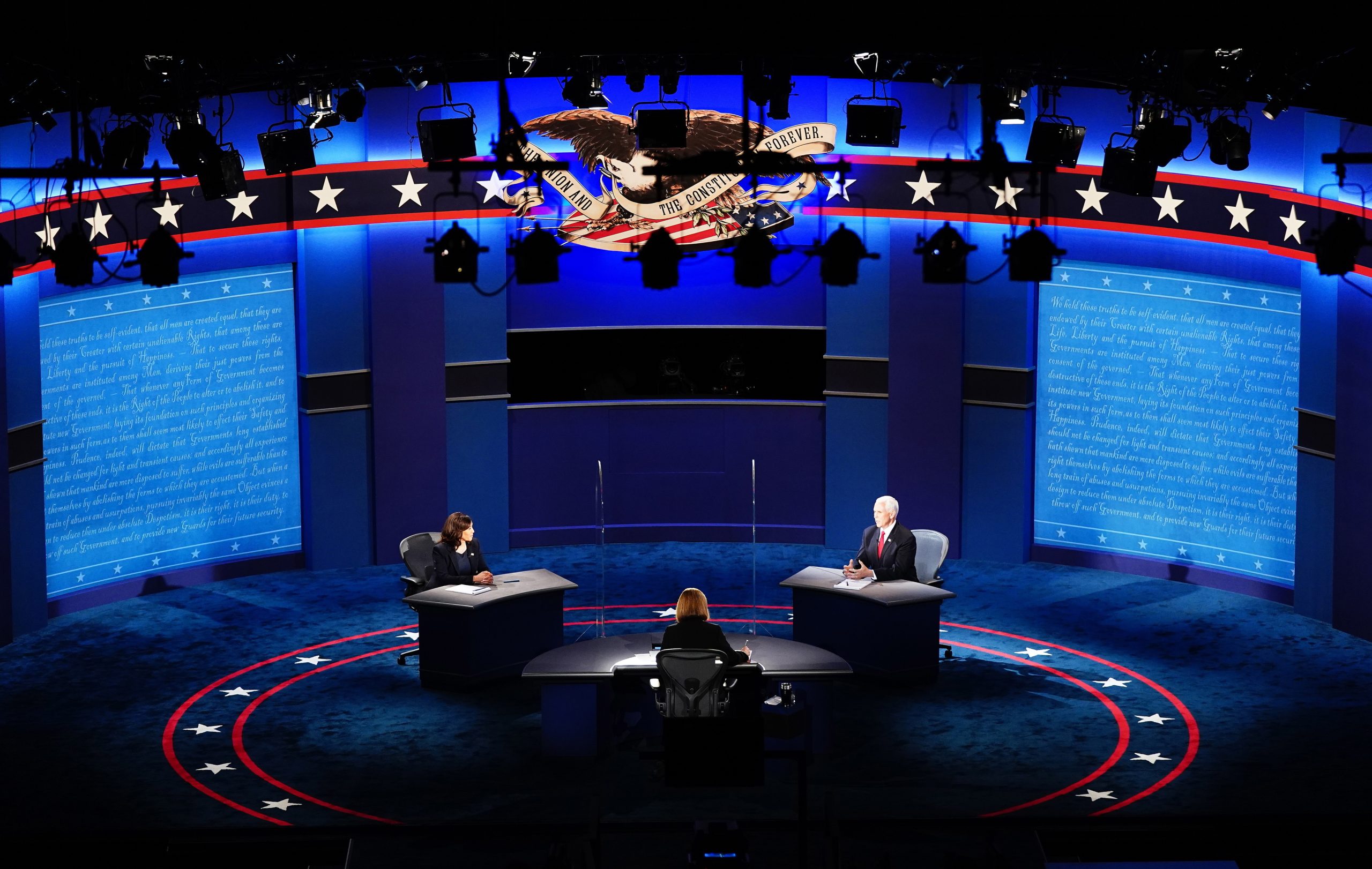 EUA: Jornais destacam civismo e covid-19 no debate Kamala-Pence