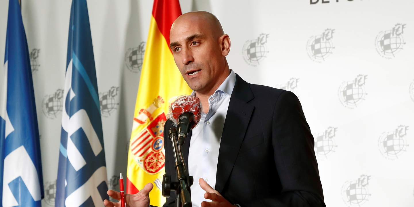 FIFA abre inquérito disciplinar a Rubiales devido a beijo a Jenni Hermoso