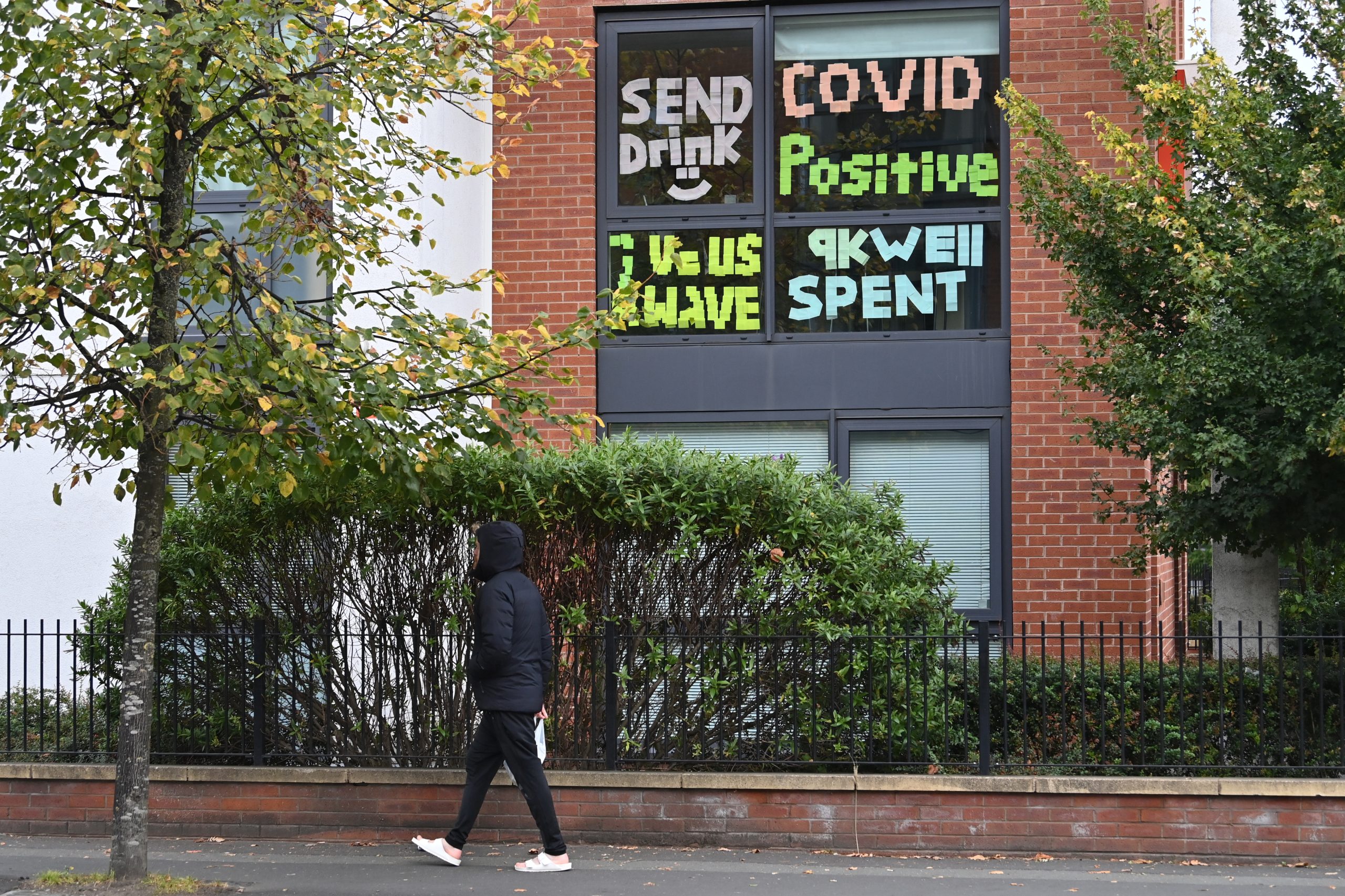Covid-19: Isolamento é obrigatório por lei em Inglaterra a partir de hoje