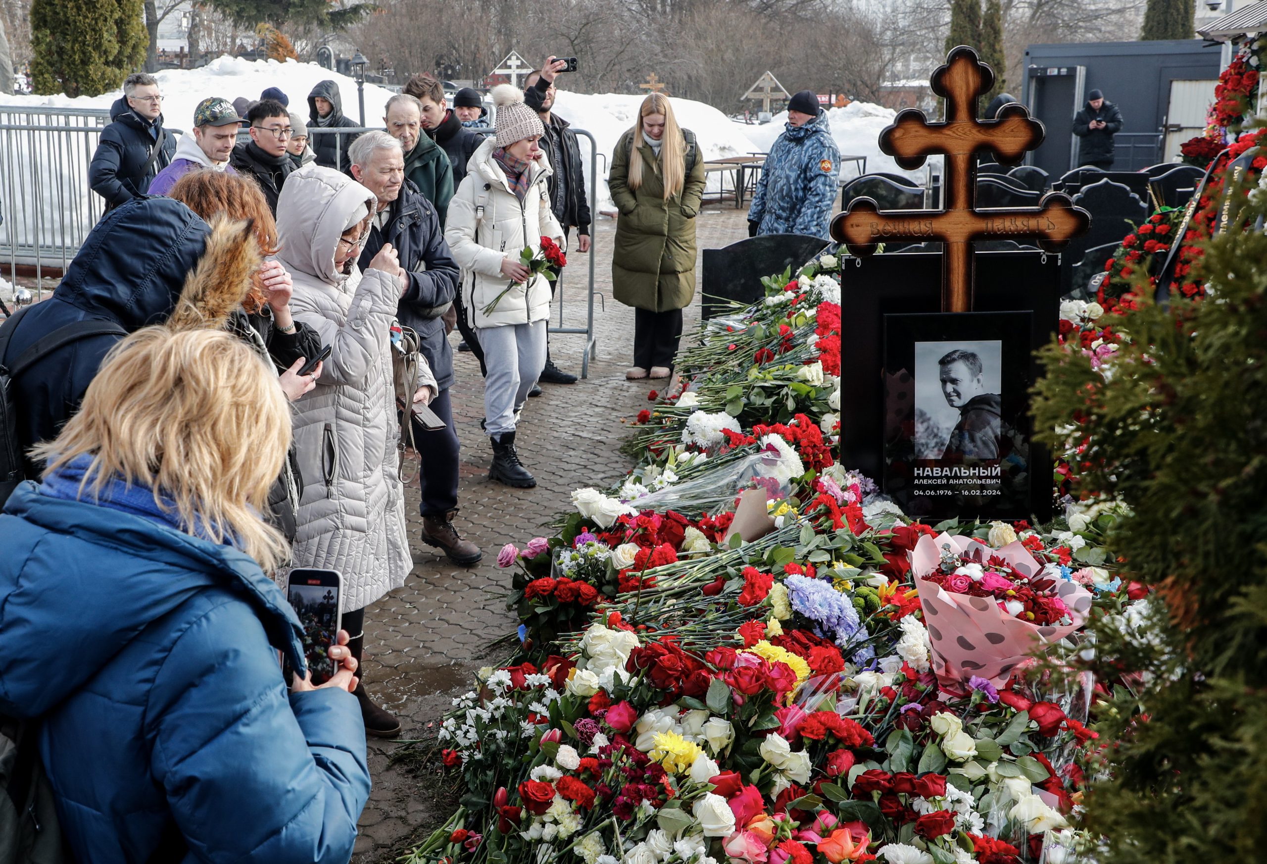 Milhares prestam homenagem a Navalny e mostram que oposição está viva na Rússia