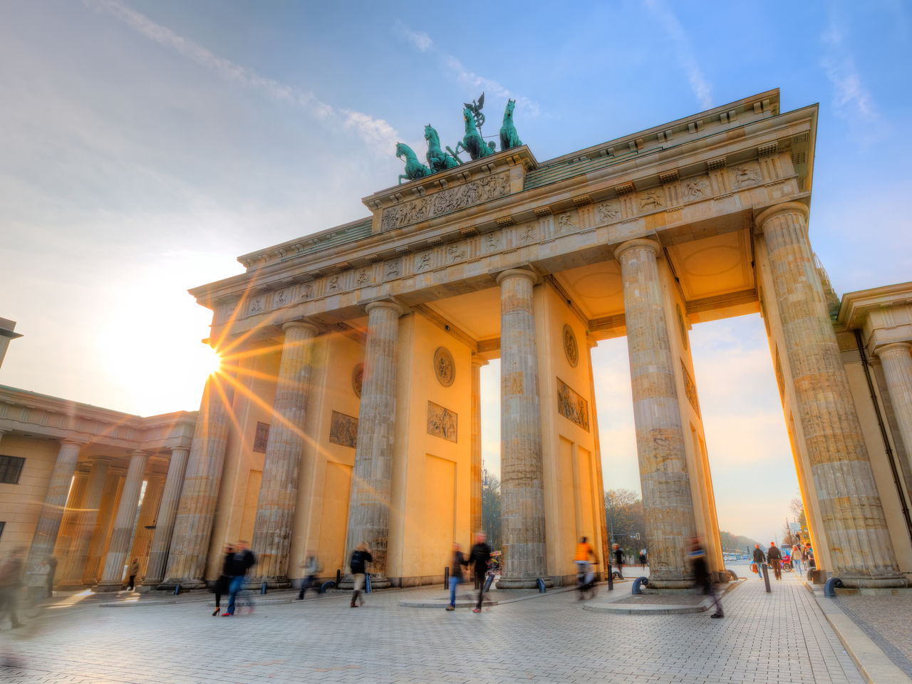 9 de novembro. Na mesma data, com 51 anos de distância, a Alemanha assistiu à Noite de Cristal, na Alemanha nazi, e à queda do muro de Berlim