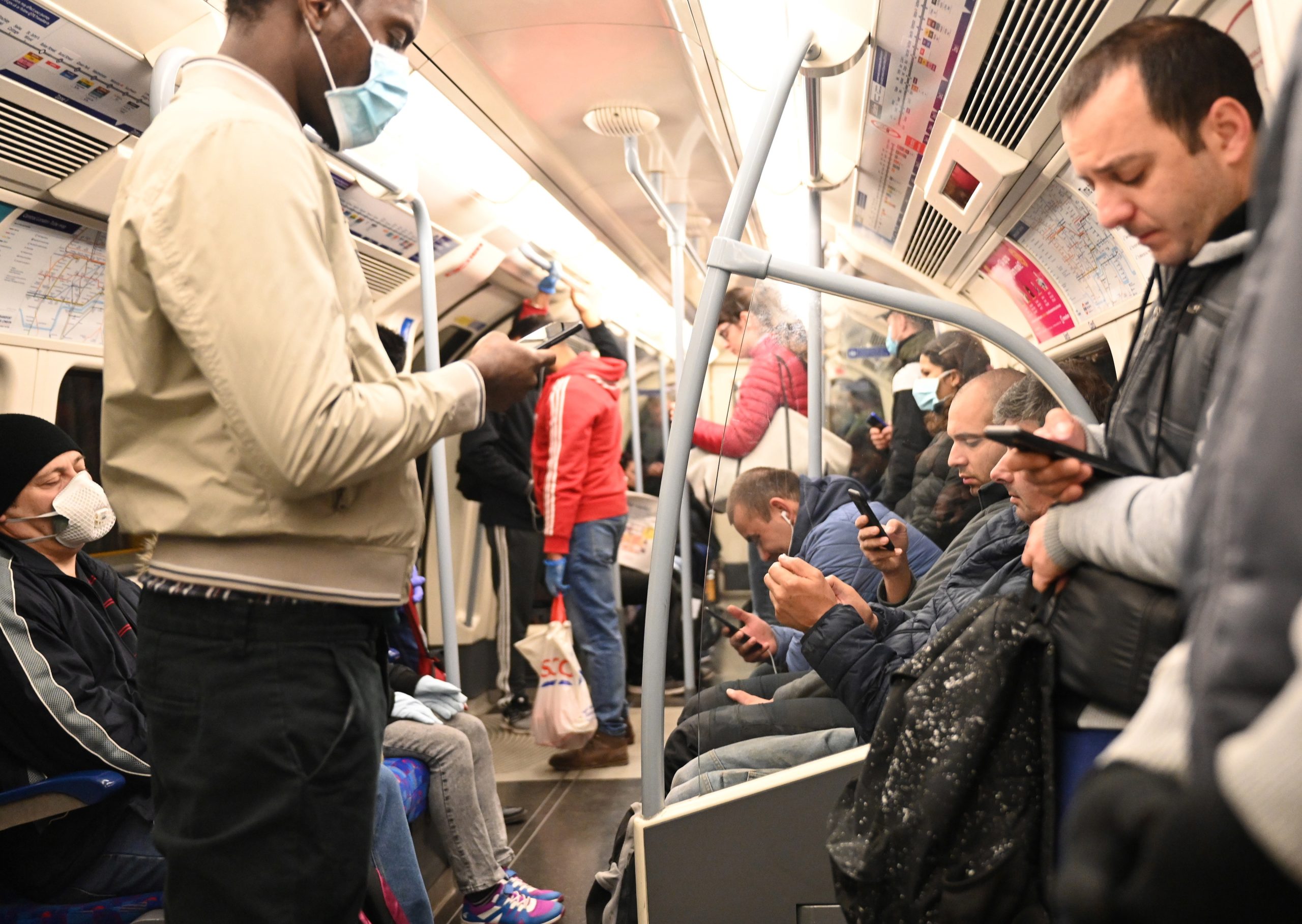 Muitas pessoas e sem proteção. Sindicato ameaça com greve perante transportes lotados em Londres