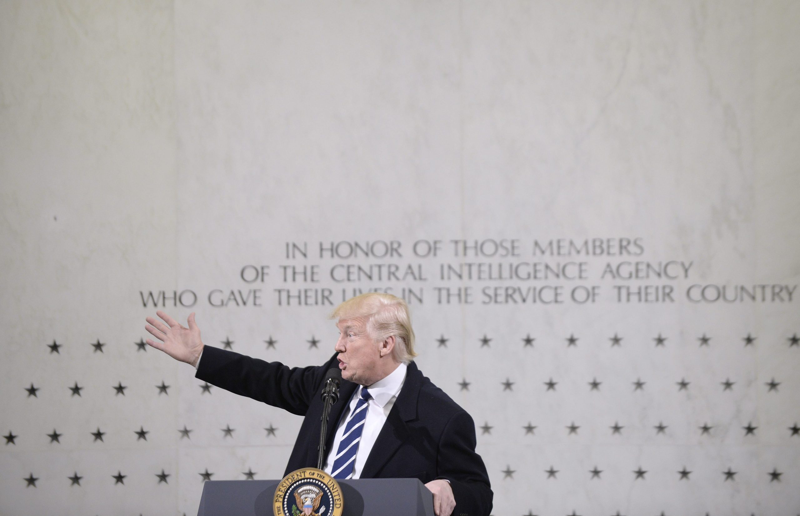 Trump diz que vai culpar sistema judicial “se algo correr mal” após suspensão do veto migratório