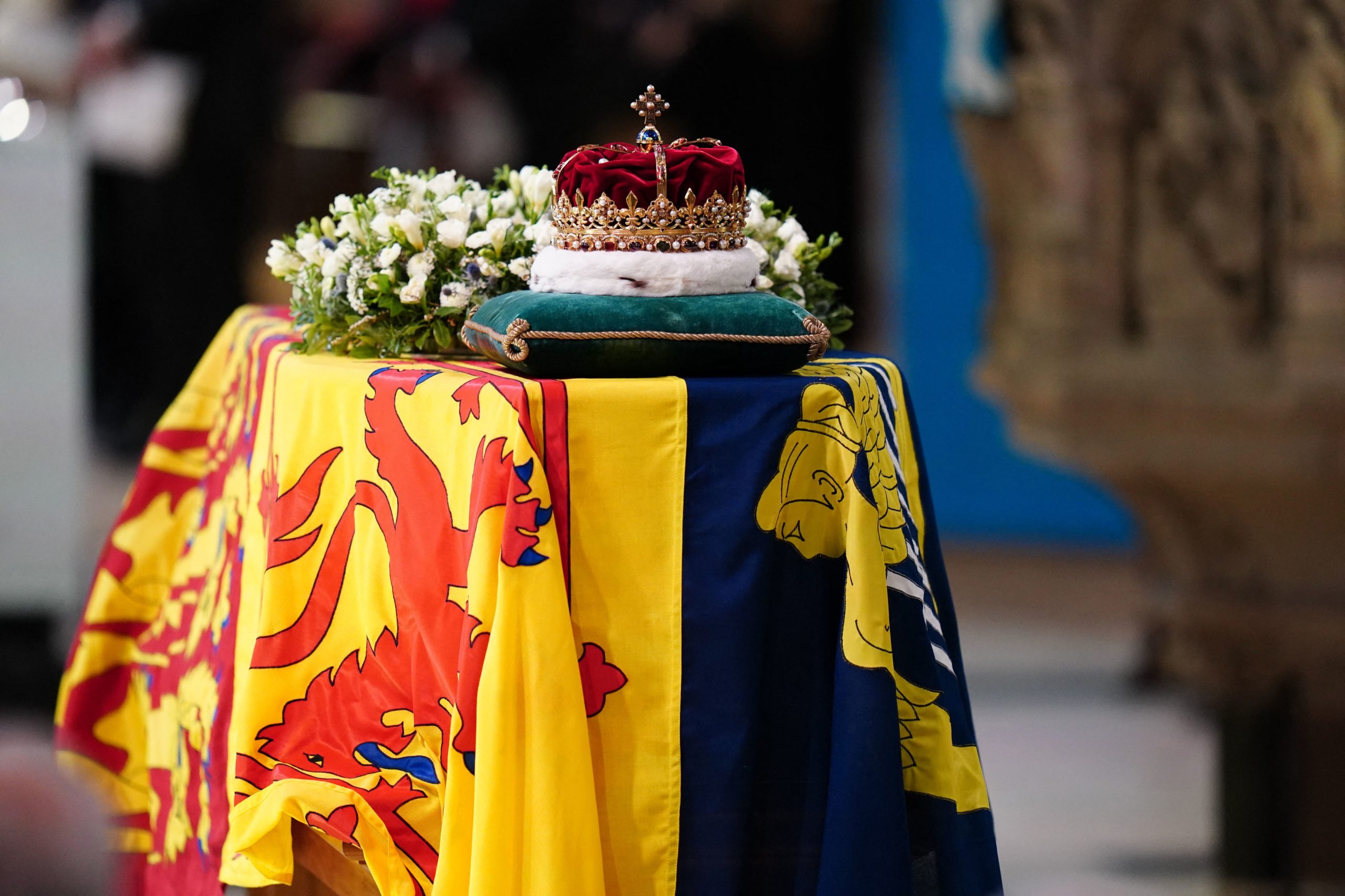 A procissão com Carlos III a pé e a cerimónia com os salmos preferidos da Rainha. Família real participou na tradicional Vigília dos Príncipes na Catedral de Santo Egídio