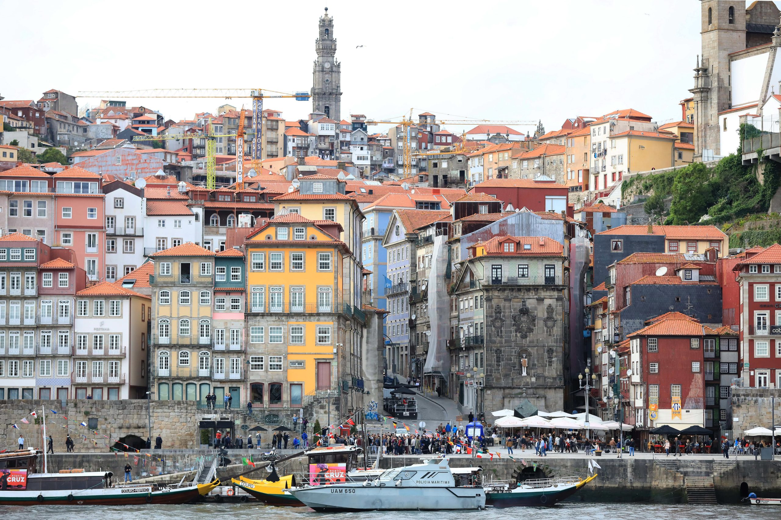 Barco liga a partir de hoje o Porto e Gaia de hora a hora