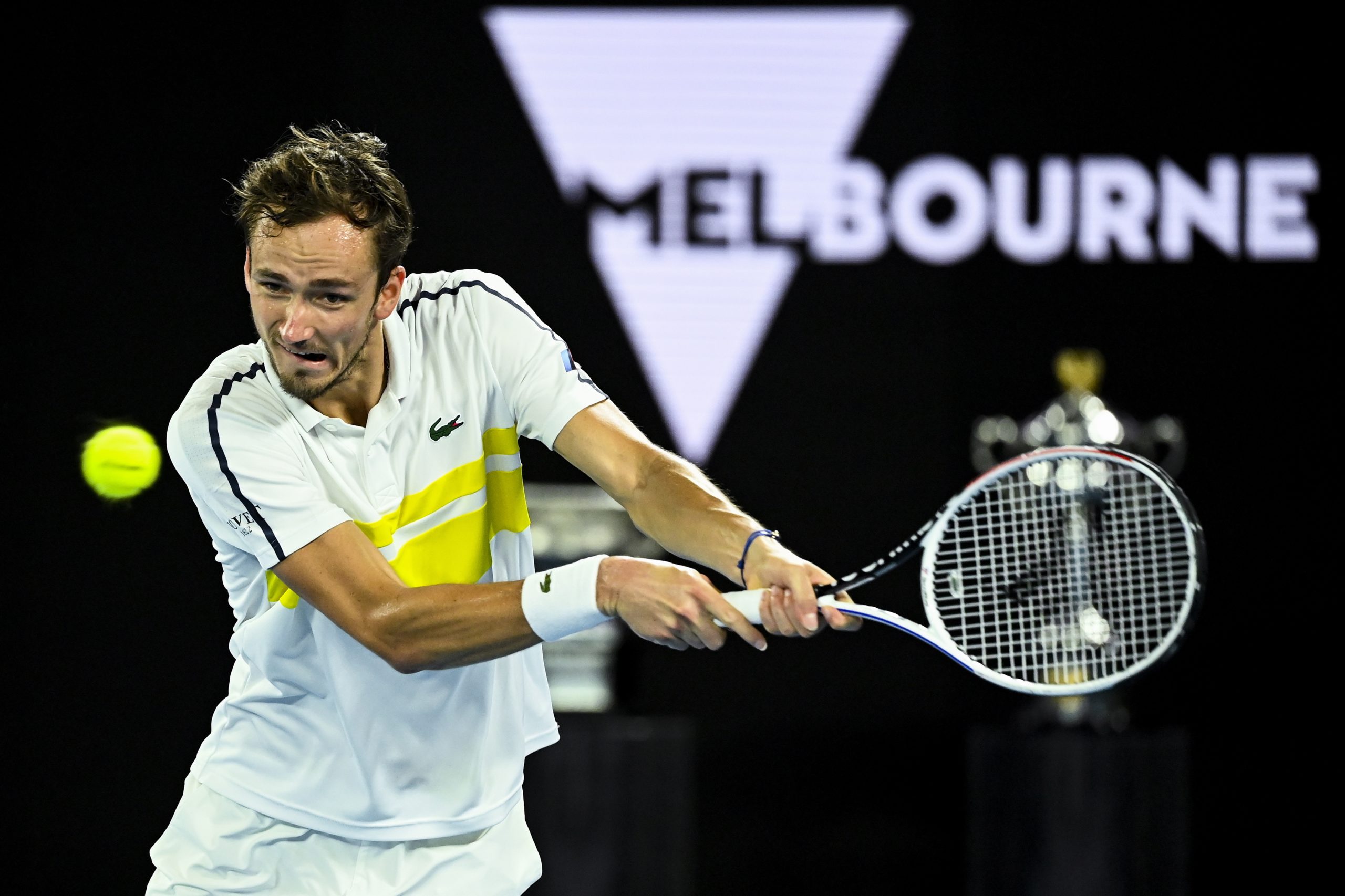 Medvedev elimina Tsitsipas e encontra Djokovic na final do Open da Austrália