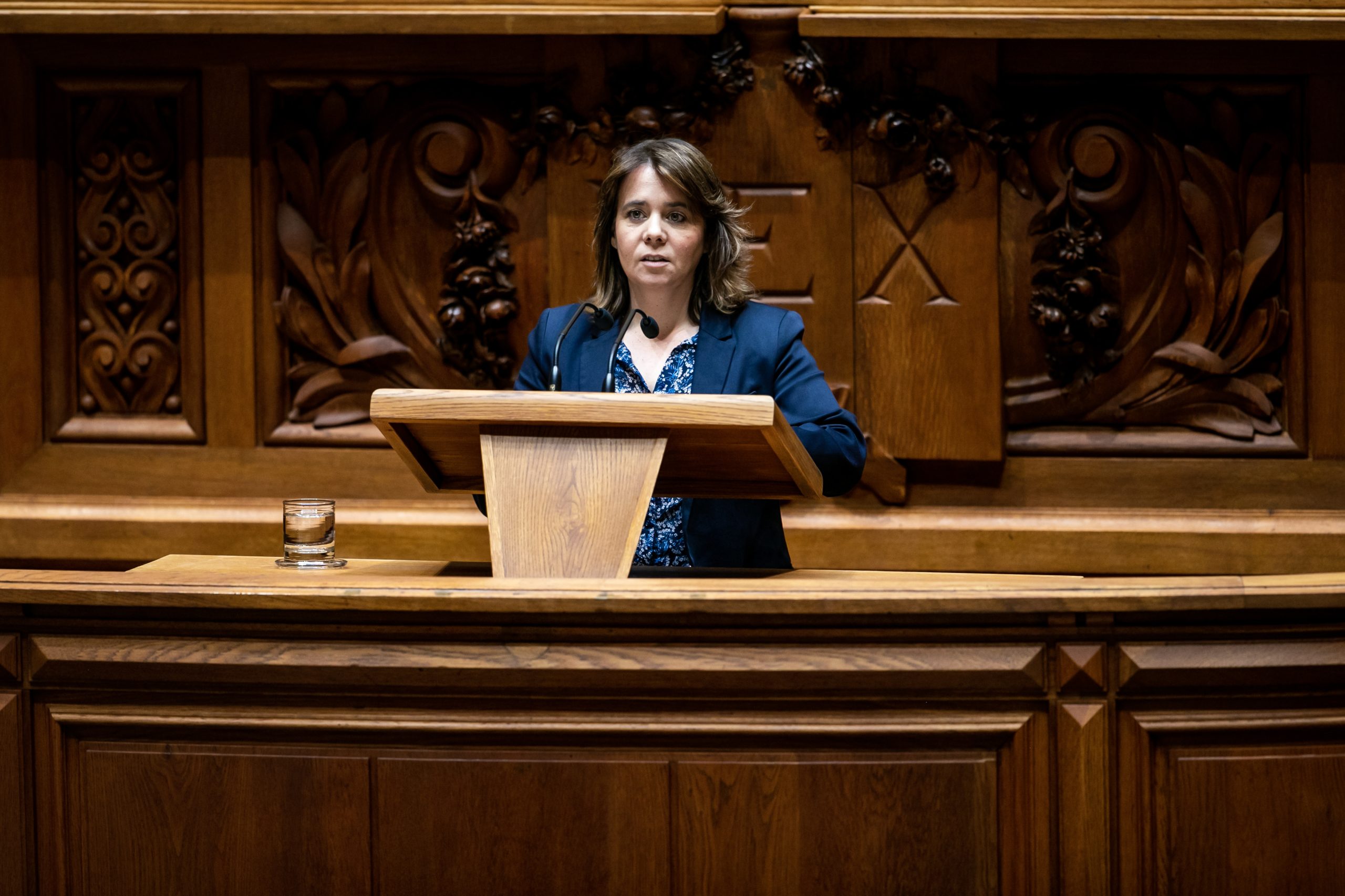 Catarina Martins assina petição para que AR não feche “no dia em que se assinala a democracia”