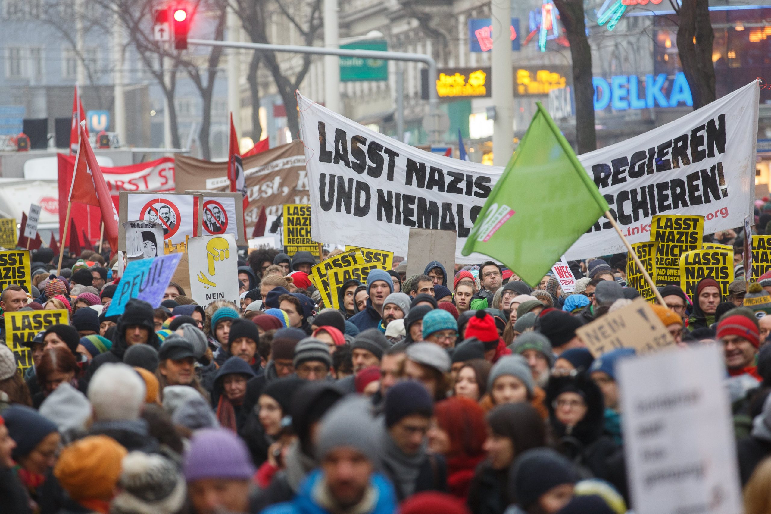 Milhares protestam em Viena contra coligação entre direita e extrema-direita